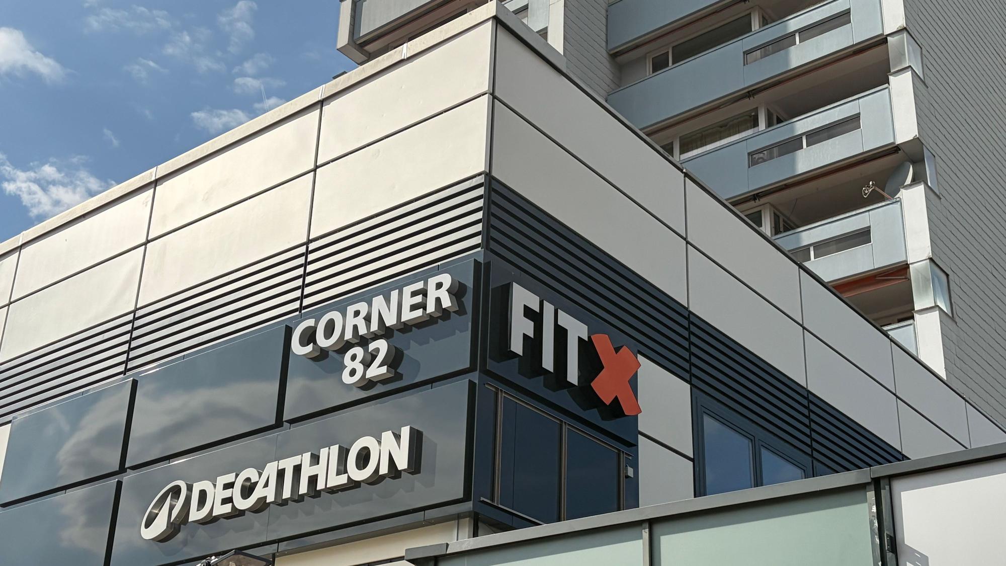 Das Fitnessstudio FitX eröffnet am 19. September, der Schriftzug ist frisch am Gebäude angebracht.