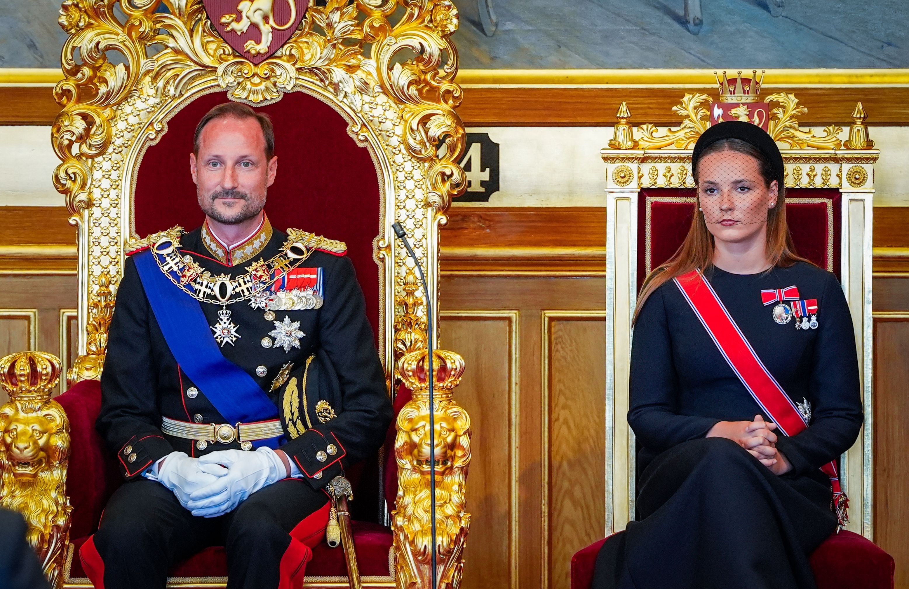 Kronprinzessin Ingrid Alexandra (r.) sitzt neben ihrem Vater, König Haakon VIII., während der Vereidigungszeremonie des neuen Königs auf die norwegische Verfassung im Plenarsaal des norwegischen Parlaments (Storting) in Oslo am 1. September 2026.