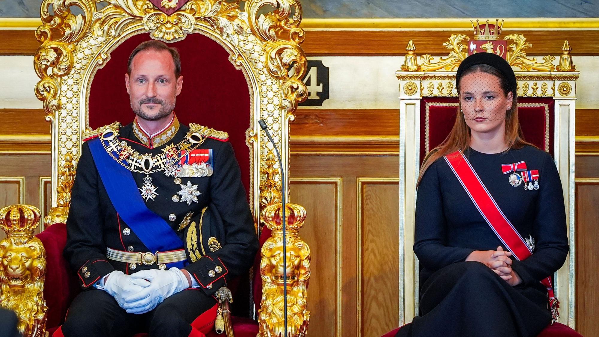 Kronprinzessin Ingrid Alexandra (r.) sitzt neben ihrem Vater, König Haakon VIII., während der Vereidigungszeremonie des neuen Königs auf die norwegische Verfassung im Plenarsaal des norwegischen Parlaments (Storting) in Oslo am 1. September 2026.