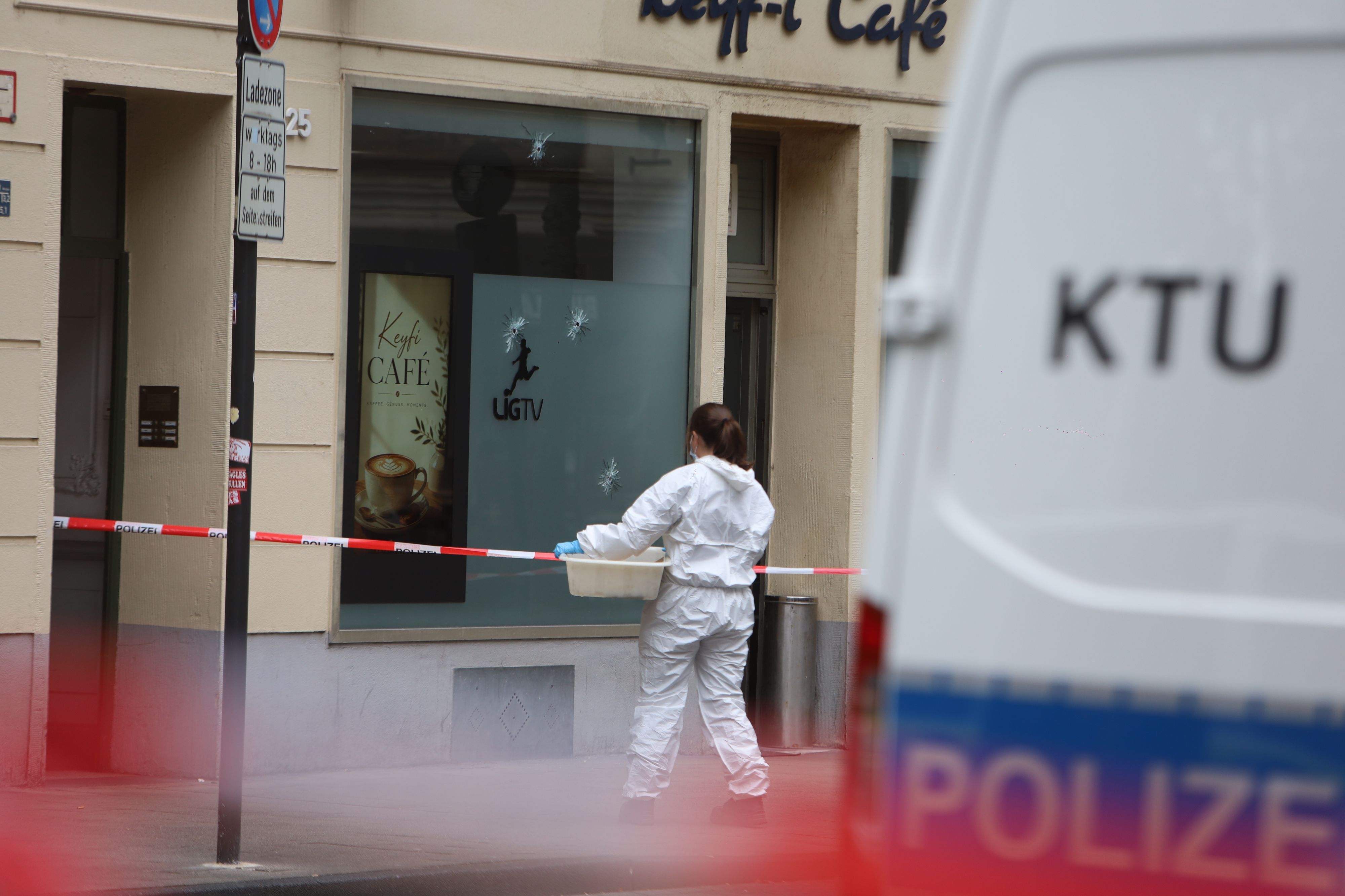 Die Hintergründe für vier Schüsse auf ein türkisches Café an der Bonner Straße in Köln sind noch nicht geklärt.