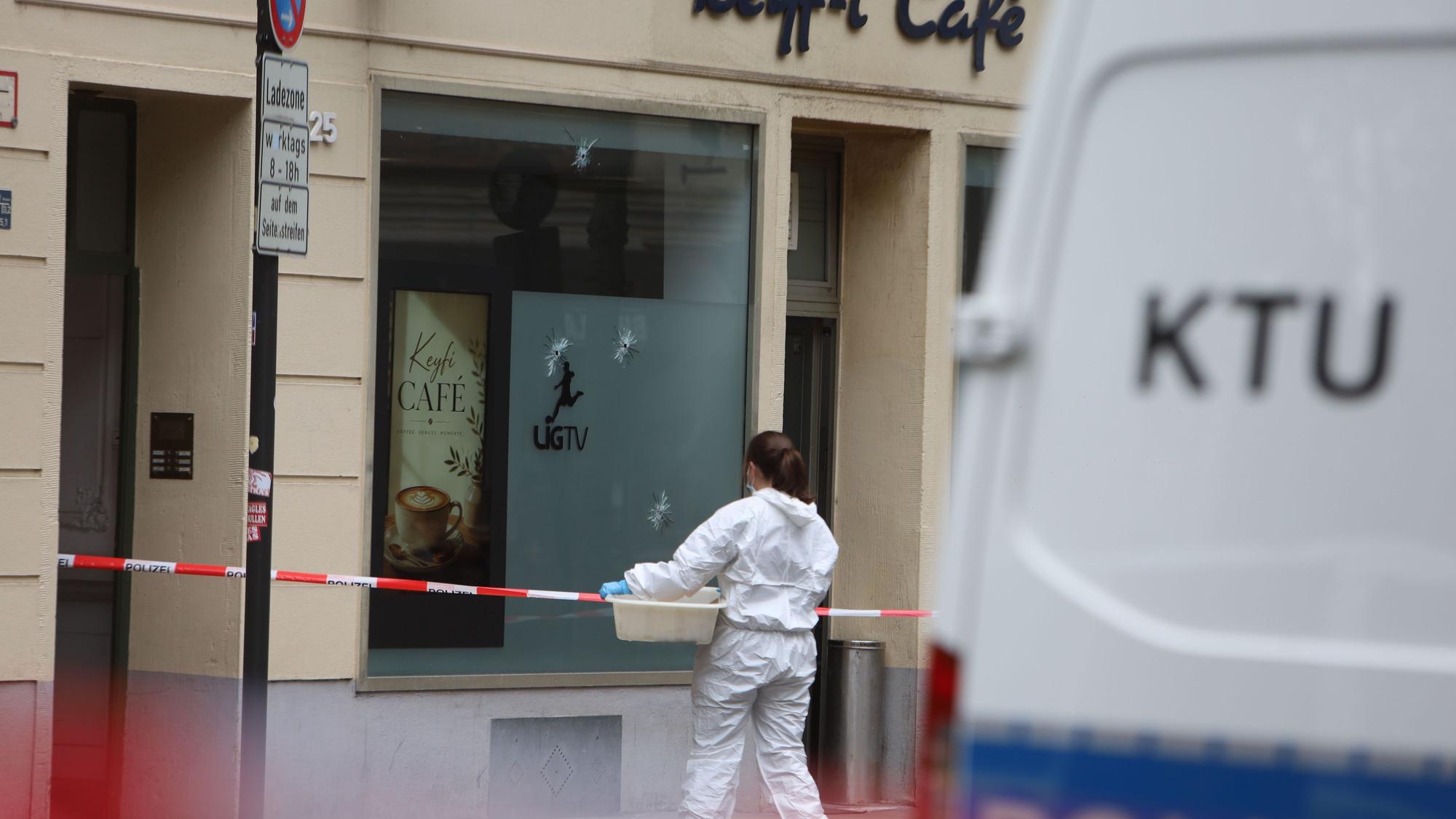 Die Hintergründe für vier Schüsse auf ein türkisches Café an der Bonner Straße in Köln sind noch nicht geklärt.