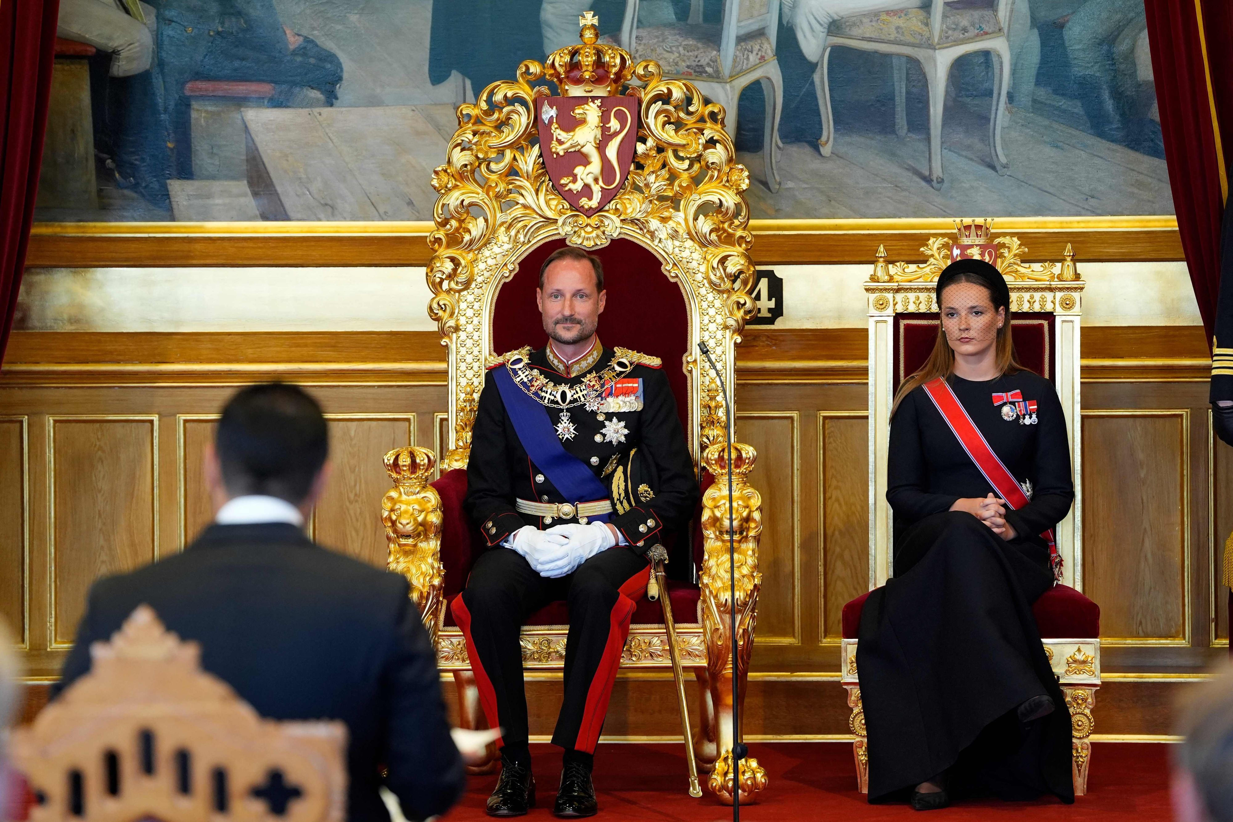 Norwegens Kronprinzessin Ingrid Alexandra (r.) sitzt neben ihrem Vater, König Haakon VIII. von Norwegen, während der Vereidigungszeremonie des neuen Königs auf die norwegische Verfassung im Plenarsaal des norwegischen Parlaments (Storting) in Oslo am 1. September 2026. AFP