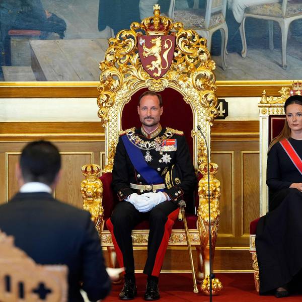 Norwegens Kronprinzessin Ingrid Alexandra (r.) sitzt neben ihrem Vater, König Haakon VIII. von Norwegen, während der Vereidigungszeremonie des neuen Königs auf die norwegische Verfassung im Plenarsaal des norwegischen Parlaments (Storting) in Oslo am 1. September 2026. AFP