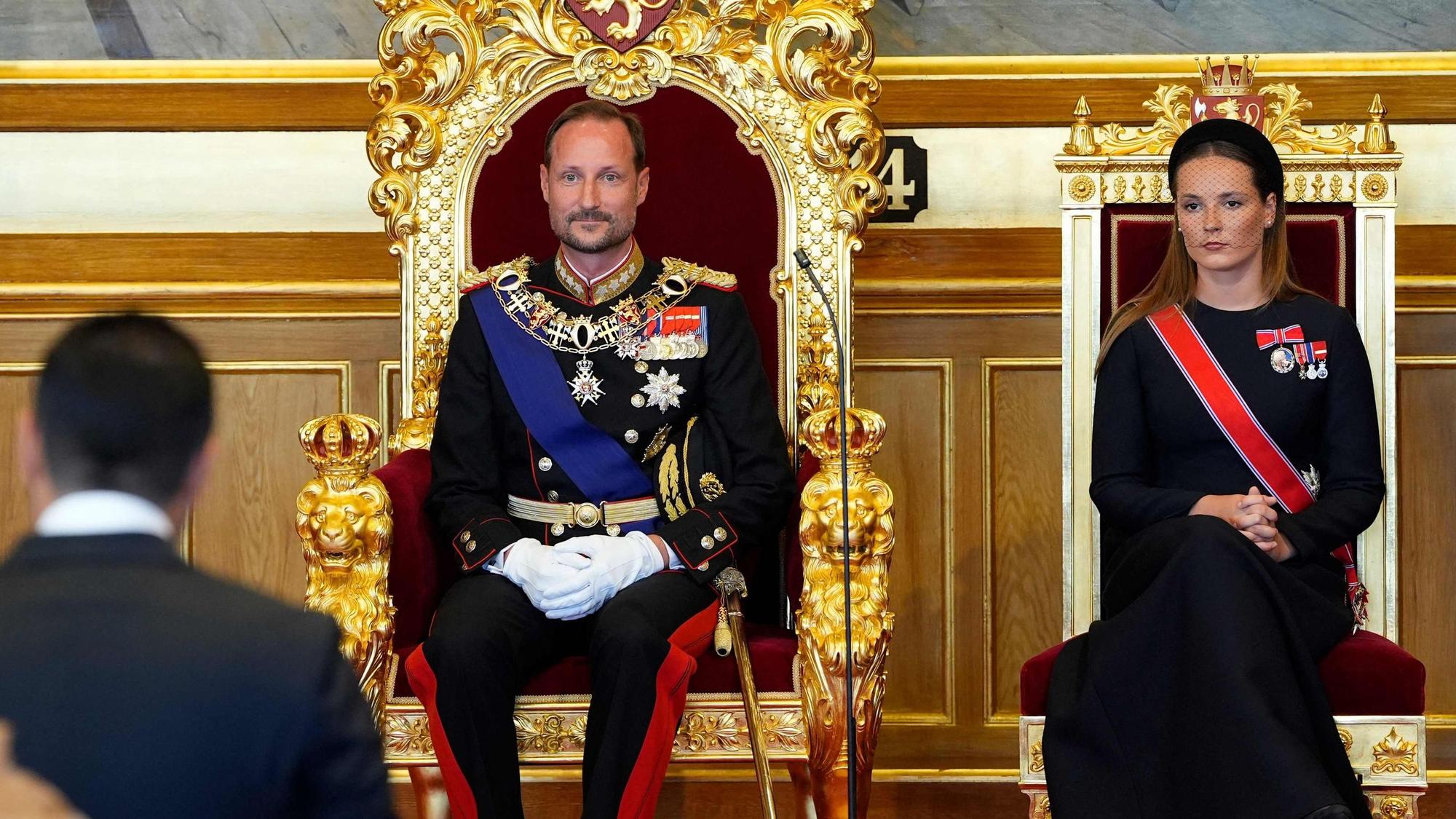 Norwegens Kronprinzessin Ingrid Alexandra (r.) sitzt neben ihrem Vater, König Haakon VIII. von Norwegen, während der Vereidigungszeremonie des neuen Königs auf die norwegische Verfassung im Plenarsaal des norwegischen Parlaments (Storting) in Oslo am 1. September 2026.