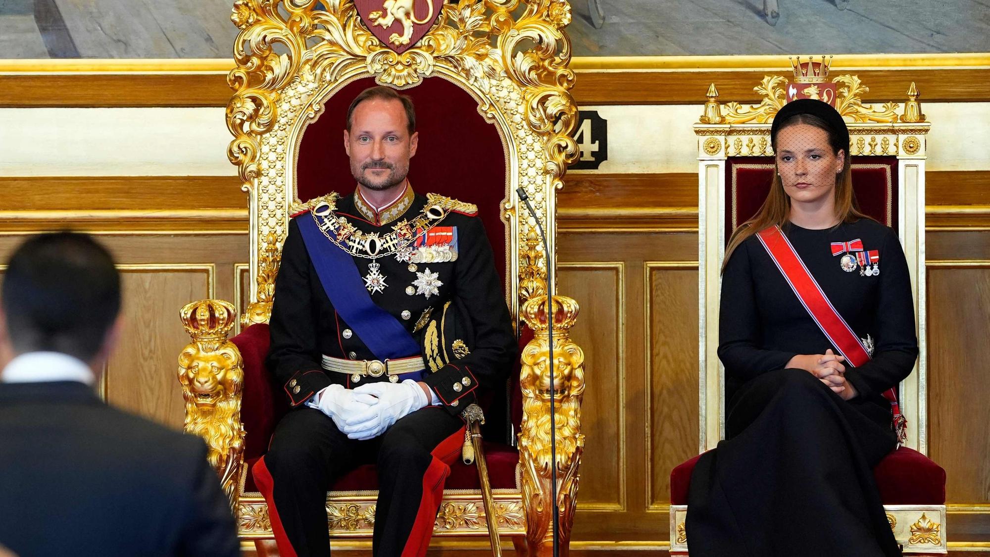 Norwegens Kronprinzessin Ingrid Alexandra (r.) sitzt neben ihrem Vater, König Haakon VIII. von Norwegen, während der Vereidigungszeremonie des neuen Königs auf die norwegische Verfassung im Plenarsaal des norwegischen Parlaments (Storting) in Oslo am 1. September 2026. AFP