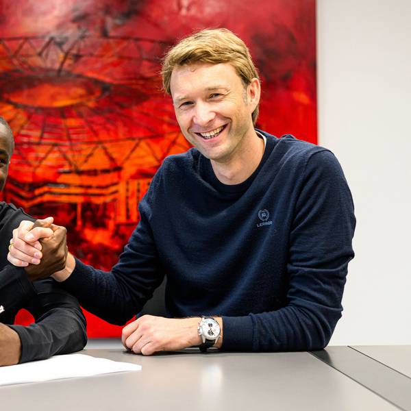 Rückkehrer Moussa Diaby (links) mit Leverkusens Sport-Geschäftsführer Simon Rolfes