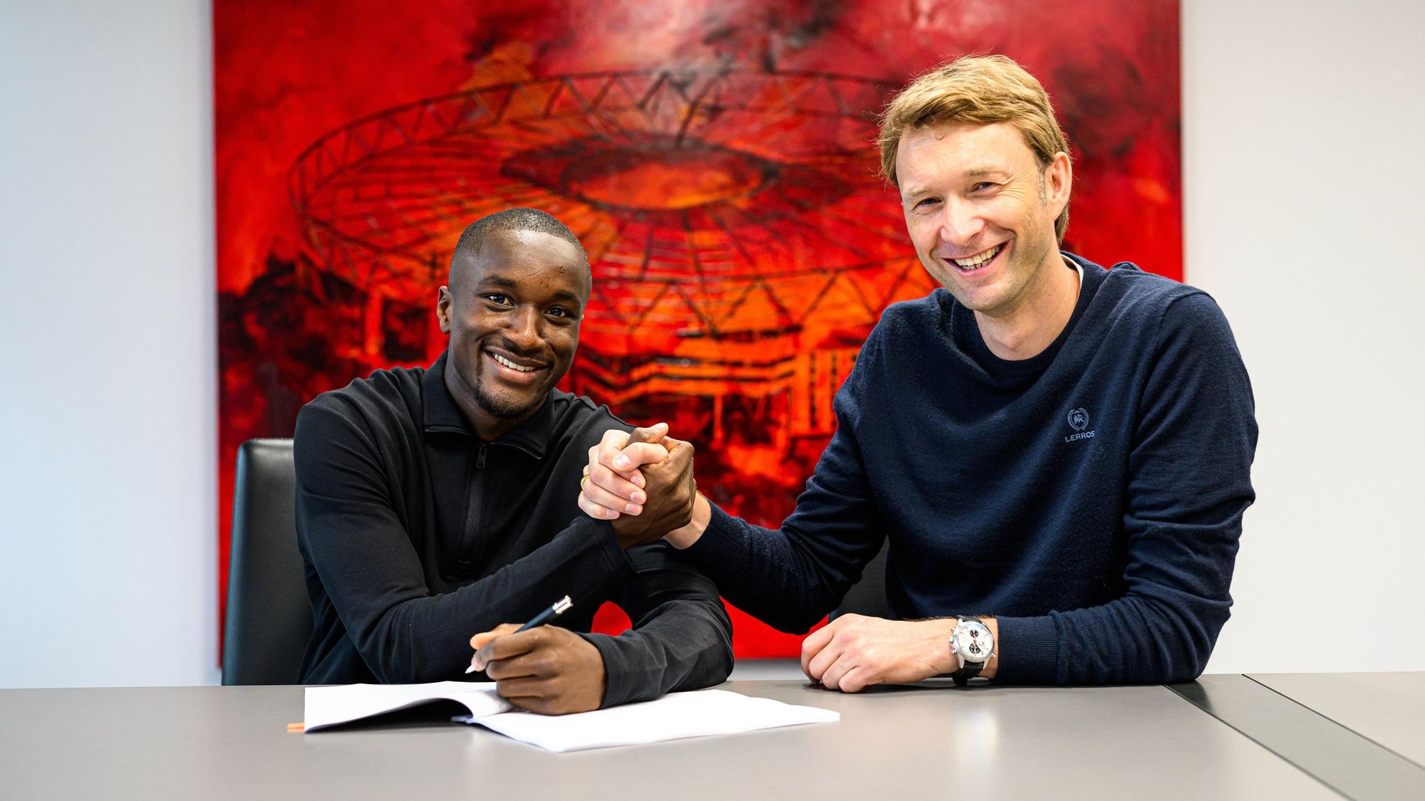 Rückkehrer Moussa Diaby (links) mit Leverkusens Sport-Geschäftsführer Simon Rolfes