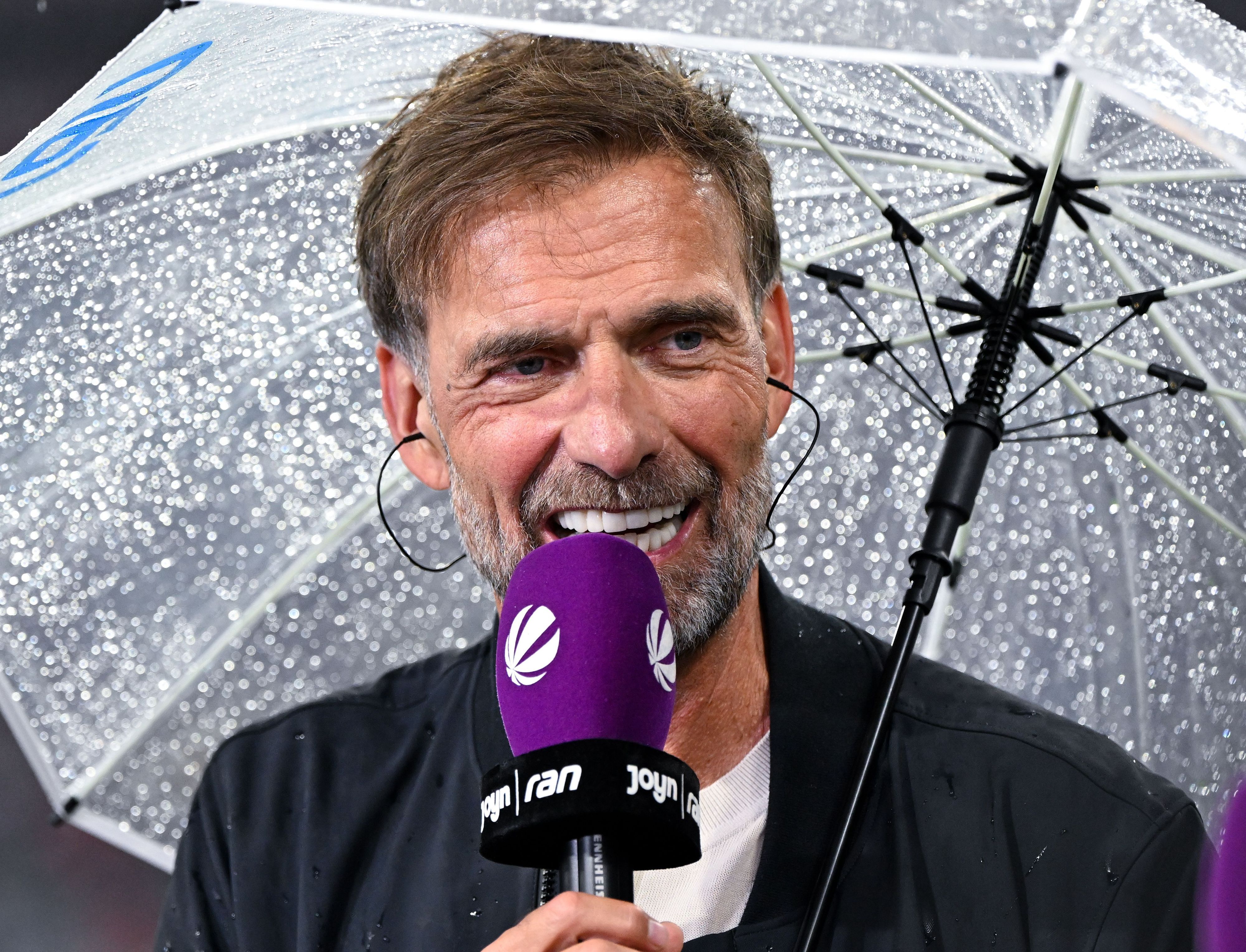 28.08.2026, Bayern, München: Fußball, Männer: Bundesliga, Bayern München - VfB Stuttgart, 1. Spieltag in der Allianz Arena. Bundestrainer Jürgen Klopp steht beim Interview vor dem Spiel. (zu dpa: «Der Überall-Klopp legt mit Tempo los und beruhigt Musiala») Foto: Sven Hoppe/dpa - WICHTIGER HINWEIS: Gemäß den Vorgaben der Bundesliga bzw. des DFB Deutscher Fußball-Bund ist es untersagt, in dem Stadion und/oder vom Spiel angefertigte Fotoaufnahmen in Form von Sequenzbildern und/oder videoähnlichen Fotostrecken zu verwerten bzw. verwerten zu lassen. +++ dpa-Bildfunk +++