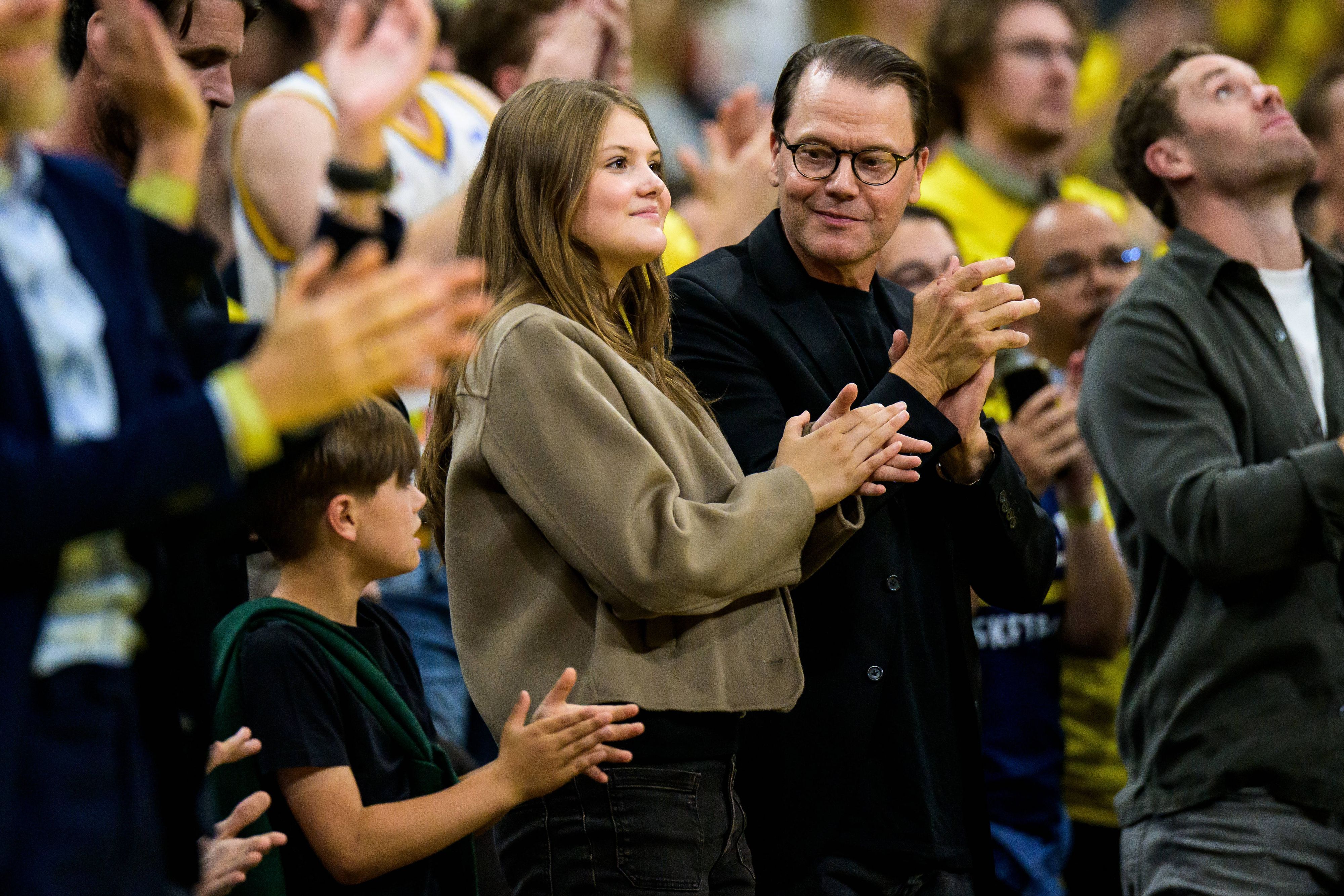 Prinz Oscar, Prinzessin Estelle und Prinz Daniel verfolgen am 30. August 2026 in Stockholm das Basketball-WM-Qualifikationsspiel zwischen Schweden und Frankreich von der Tribüne aus.