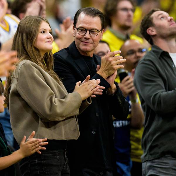 Prinz Oscar, Prinzessin Estelle und Prinz Daniel verfolgen am 30. August 2026 in Stockholm das Basketball-WM-Qualifikationsspiel zwischen Schweden und Frankreich von der Tribüne aus.