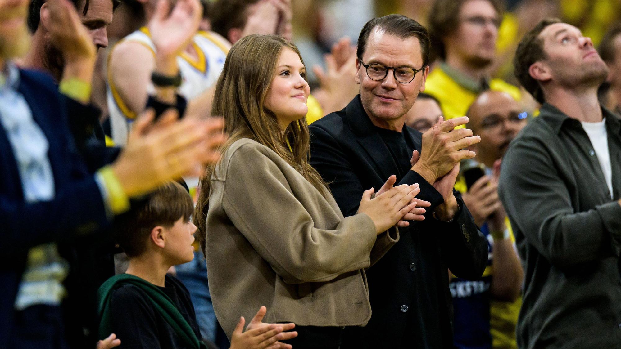 Prinz Oscar, Prinzessin Estelle und Prinz Daniel verfolgen am 30. August 2026 in Stockholm das Basketball-WM-Qualifikationsspiel zwischen Schweden und Frankreich von der Tribüne aus.