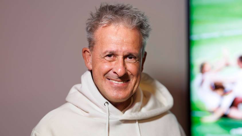 Pierre Littbarski lächelt in die Kamera.