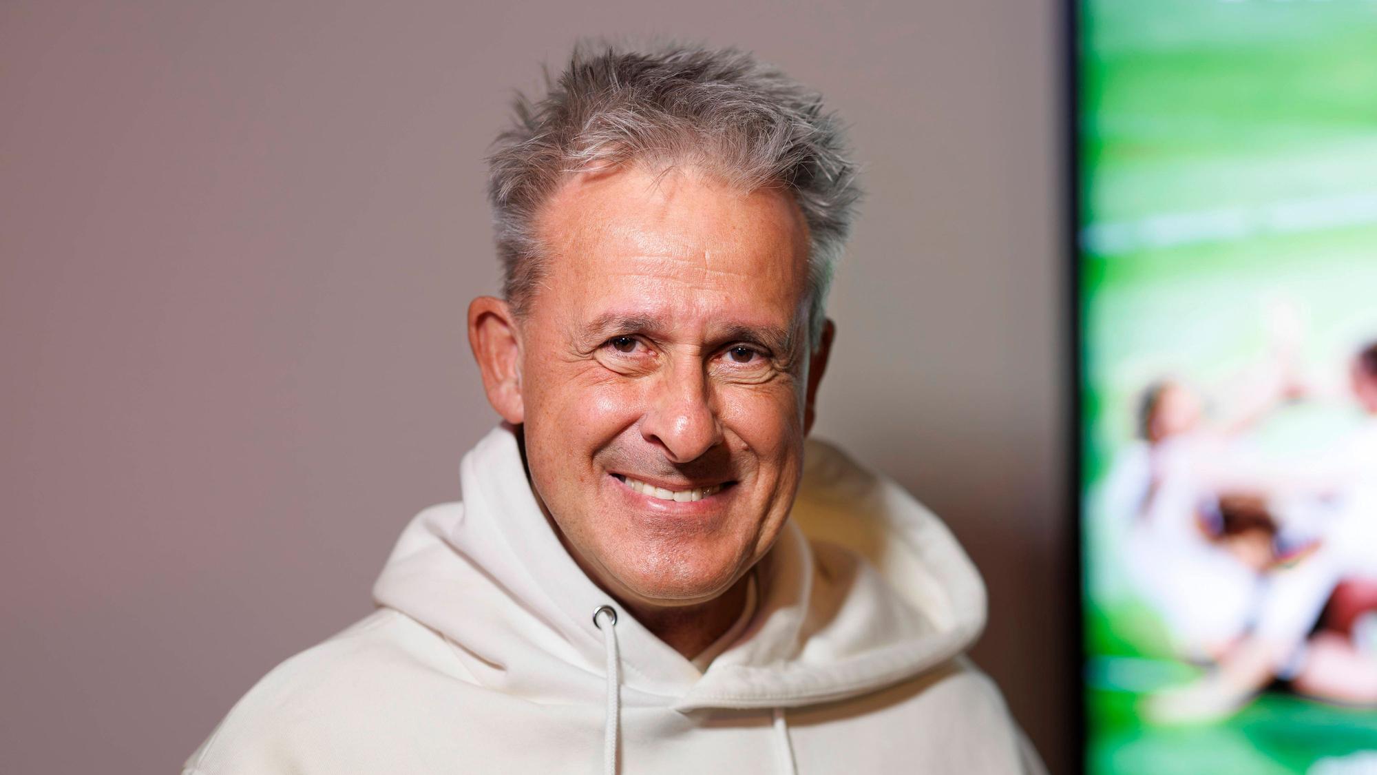 Pierre Littbarski lächelt in die Kamera.