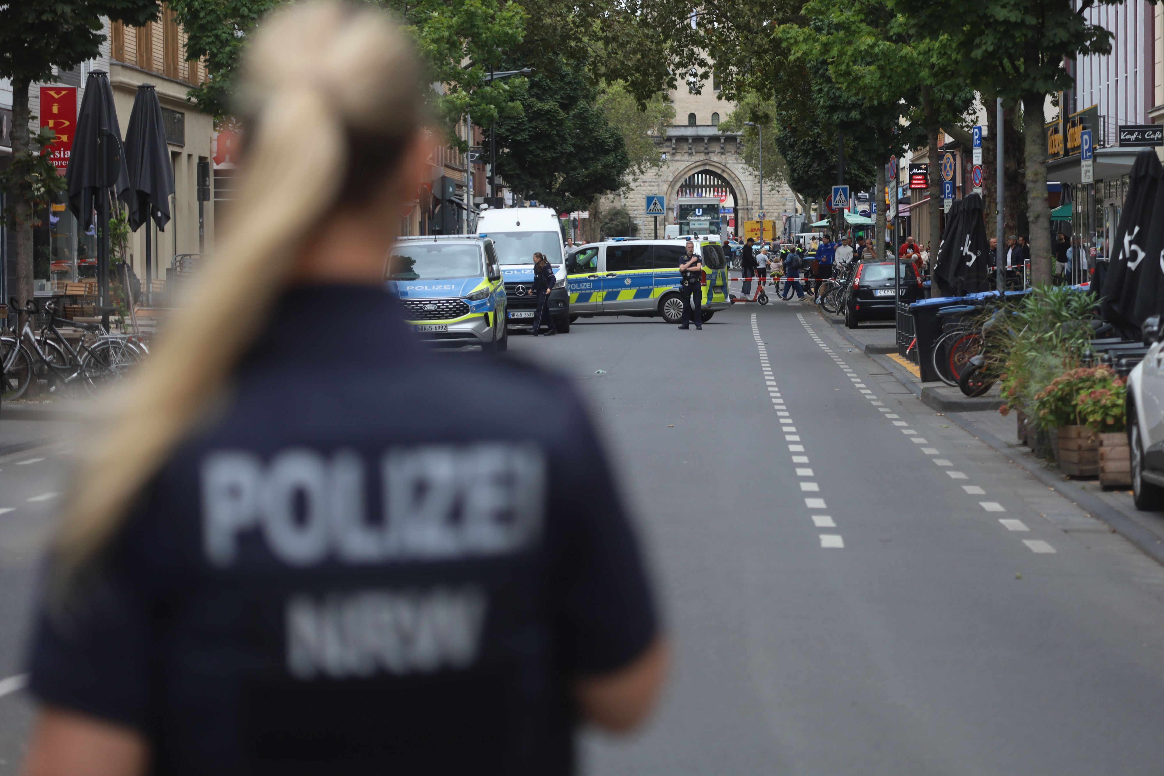 Nach den Schüssen am Montag wurde die Bonner Straße von der Polizei gesperrt.