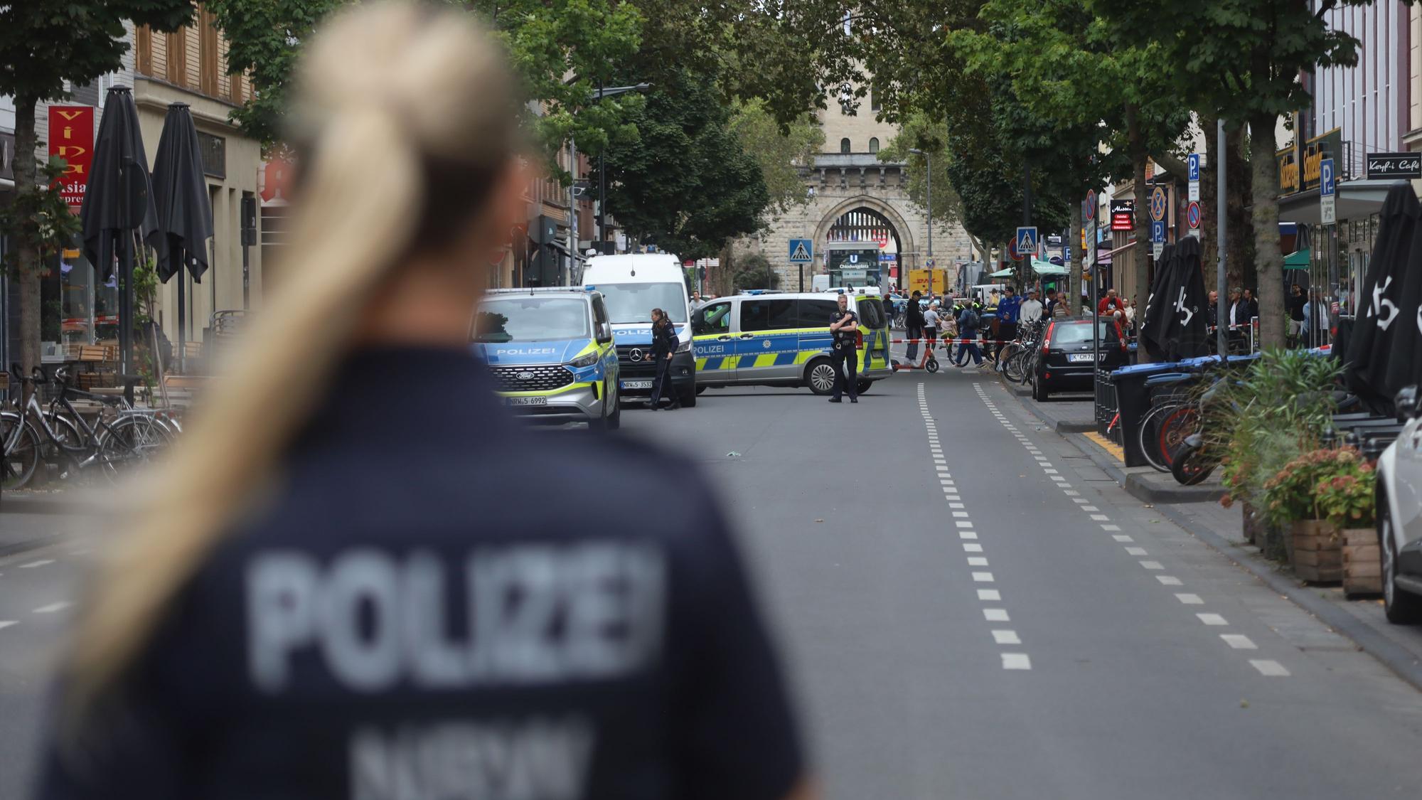 Nach den Schüssen am Montag wurde die Bonner Straße von der Polizei gesperrt.