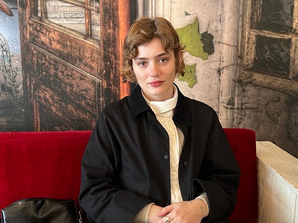 Treffen mit Schauspielnachwuchstalent Naomi Cosma im Bauturm-Café an der Aachener Straße. Cosma kommt aus Dortmund, lebt in Köln und war im Mai in Cannes, wo der Coming-of-Age Film „I'll be gone in June“ (Regie: Katharina Vilis), produziert von Wim Wenders, vorgestellt wurde.