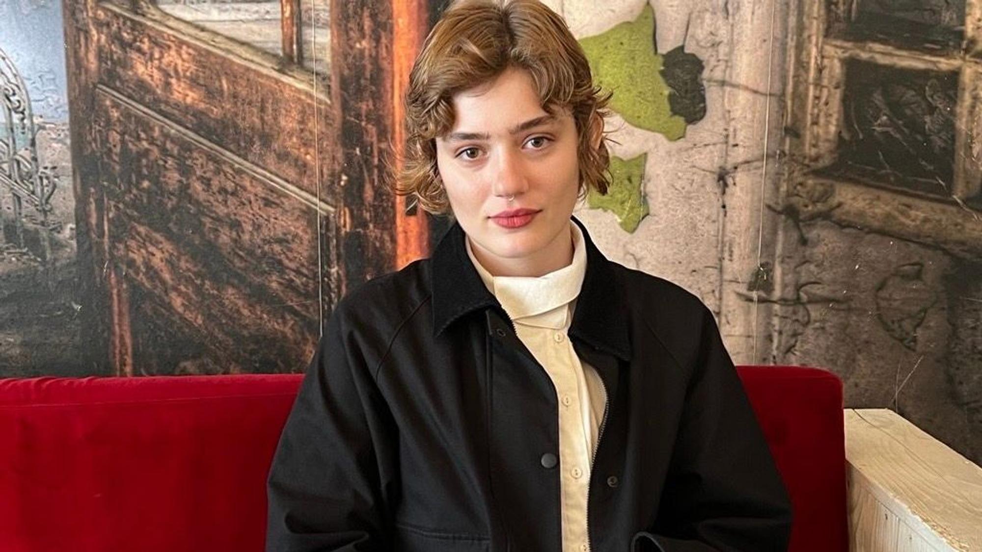 Treffen mit Schauspielnachwuchstalent Naomi Cosma im Bauturm-Café an der Aachener Straße. Cosma kommt aus Dortmund, lebt in Köln und war im Mai in Cannes, wo der Coming-of-Age Film „I'll be gone in June“ (Regie: Katharina Vilis), produziert von Wim Wenders, vorgestellt wurde.