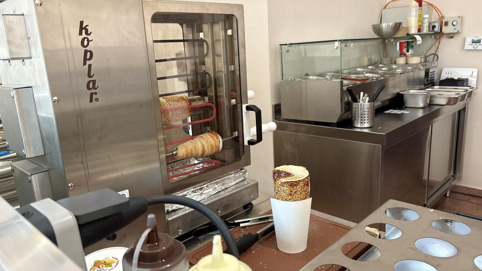 In einem Ofen werden die Striezel gebacken.