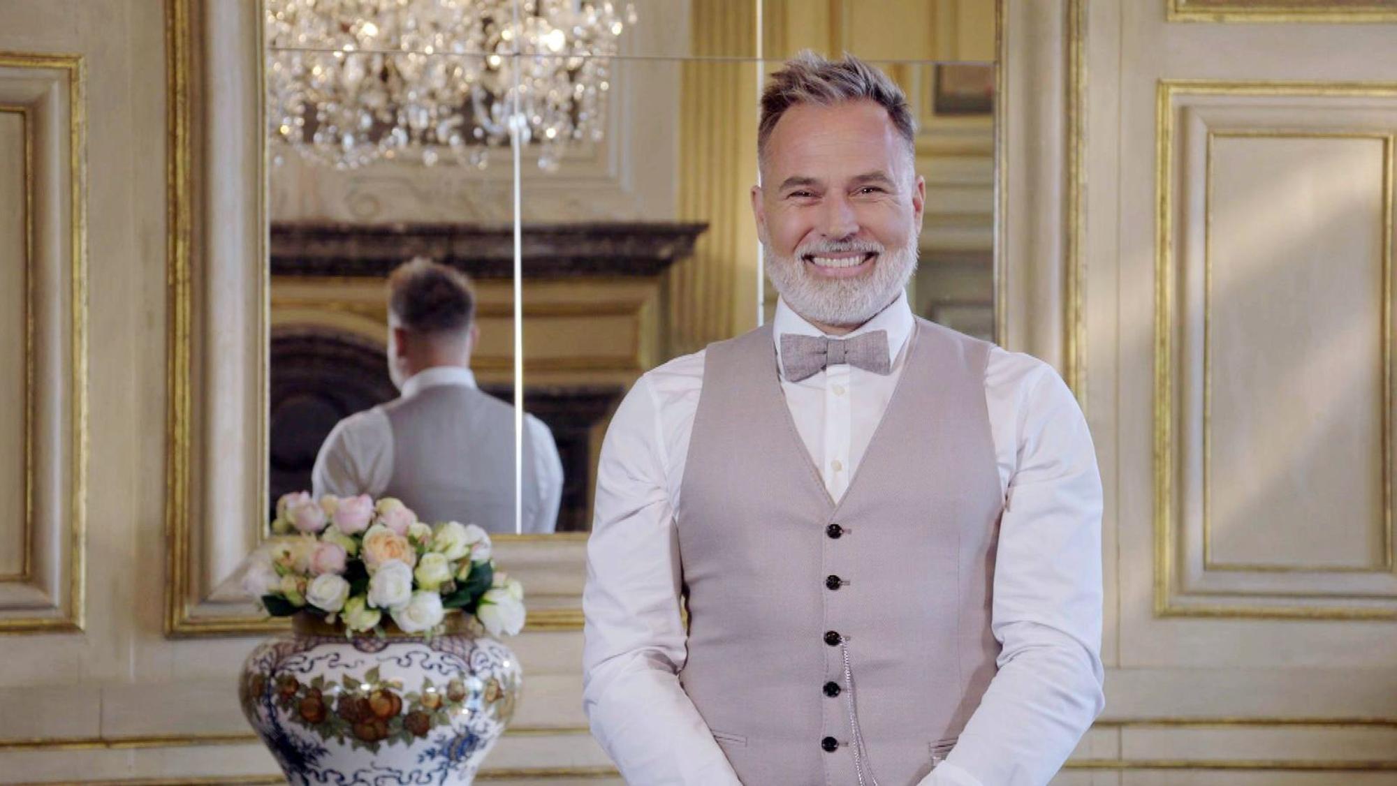 In der neuen ZDF-Sendung „Duell der Hochzeitsprofis“ (ab Sonntag, 6. September, 14.00 Uhr, sechs Folgen wöchentlich im ZDF) kämpft Hochzeitsexperte Froonck um Aufträge für pompöse Hochzeiten und romantische Trauungen. (Bild: TVNOW)