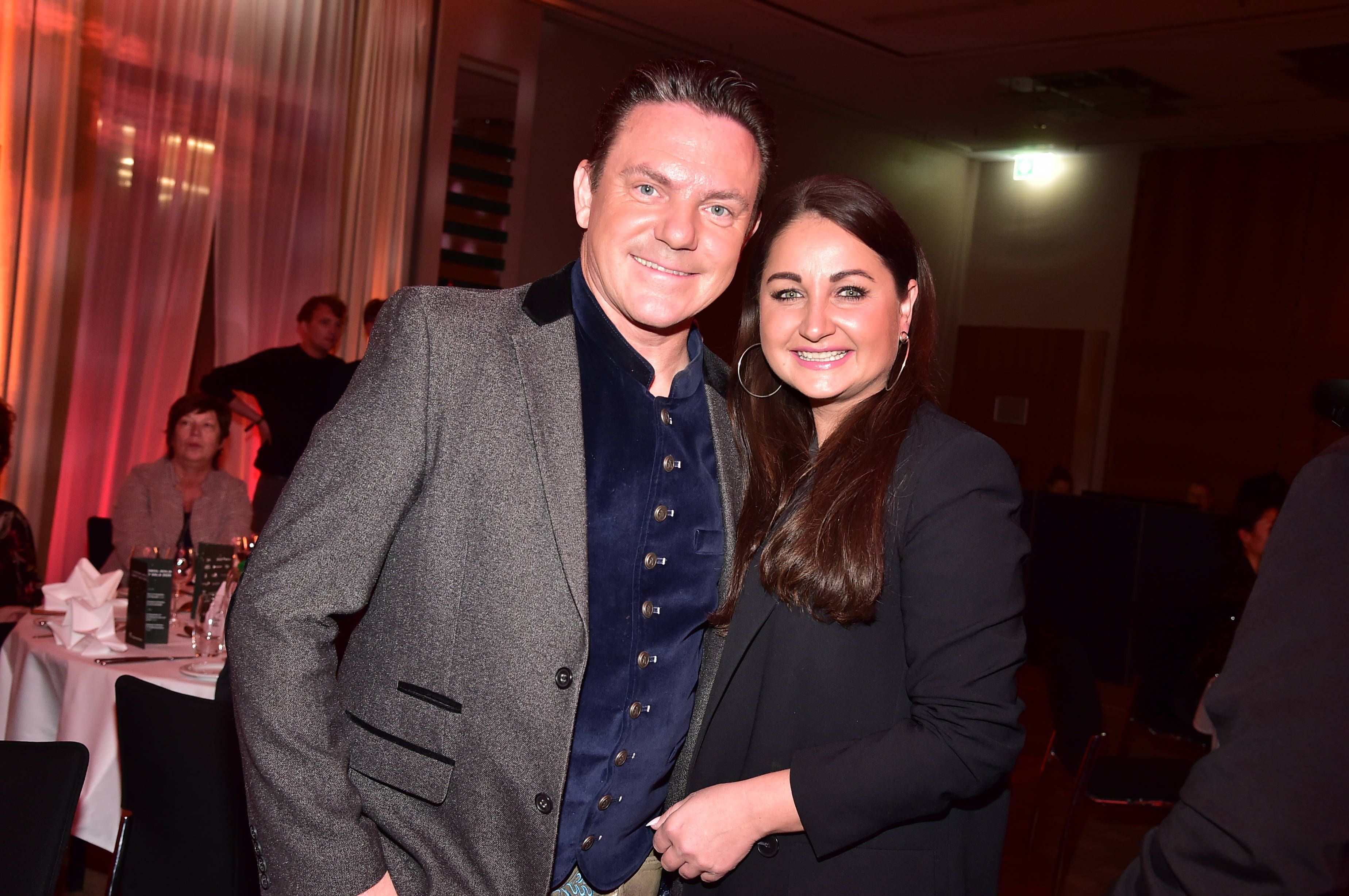 Stefan Mross und seine Partnerin Eva Luginger posieren.