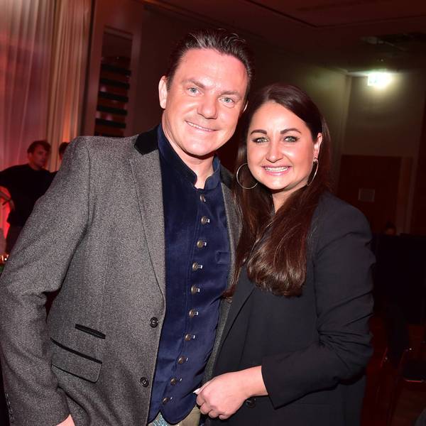 Stefan Mross und seine Partnerin Eva Luginger posieren.