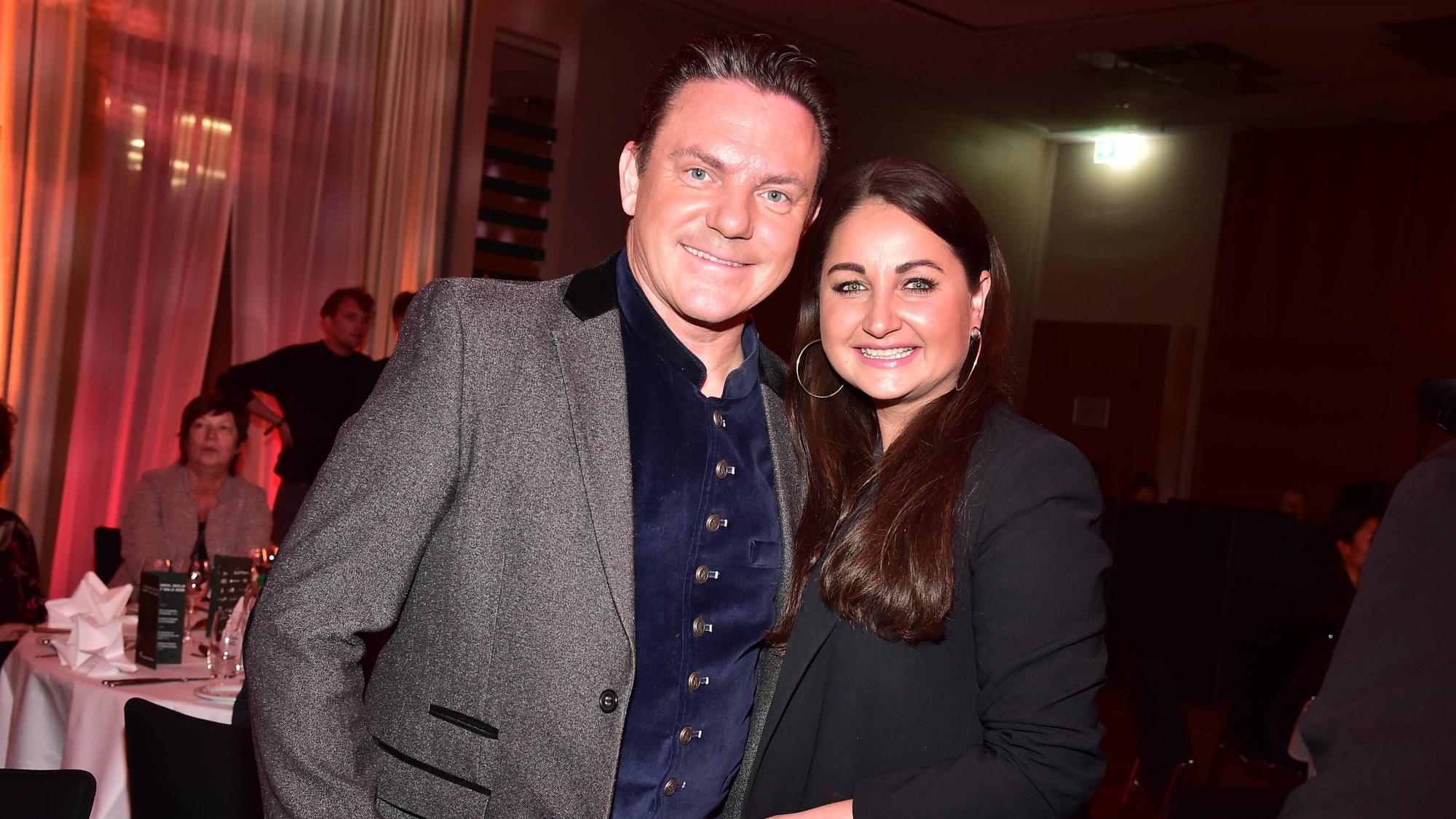 Stefan Mross und seine Partnerin Eva Luginger posieren.