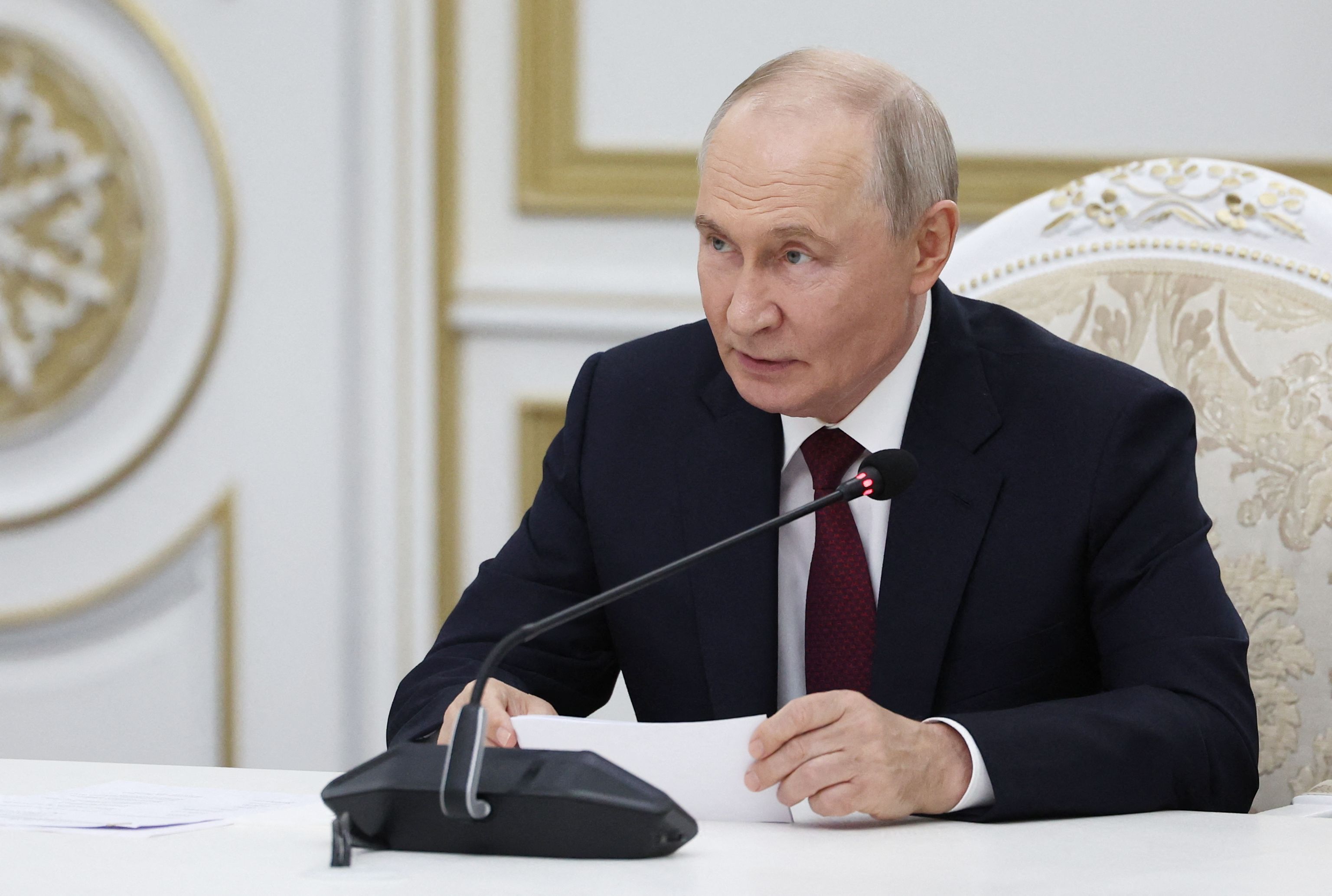 Bei einer Pressekonferenz liest Wladimir Putin ein Statement ab.