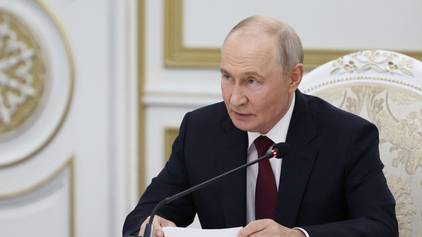 Bei einer Pressekonferenz liest Wladimir Putin ein Statement ab.
