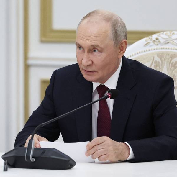 Bei einer Pressekonferenz liest Wladimir Putin ein Statement ab.