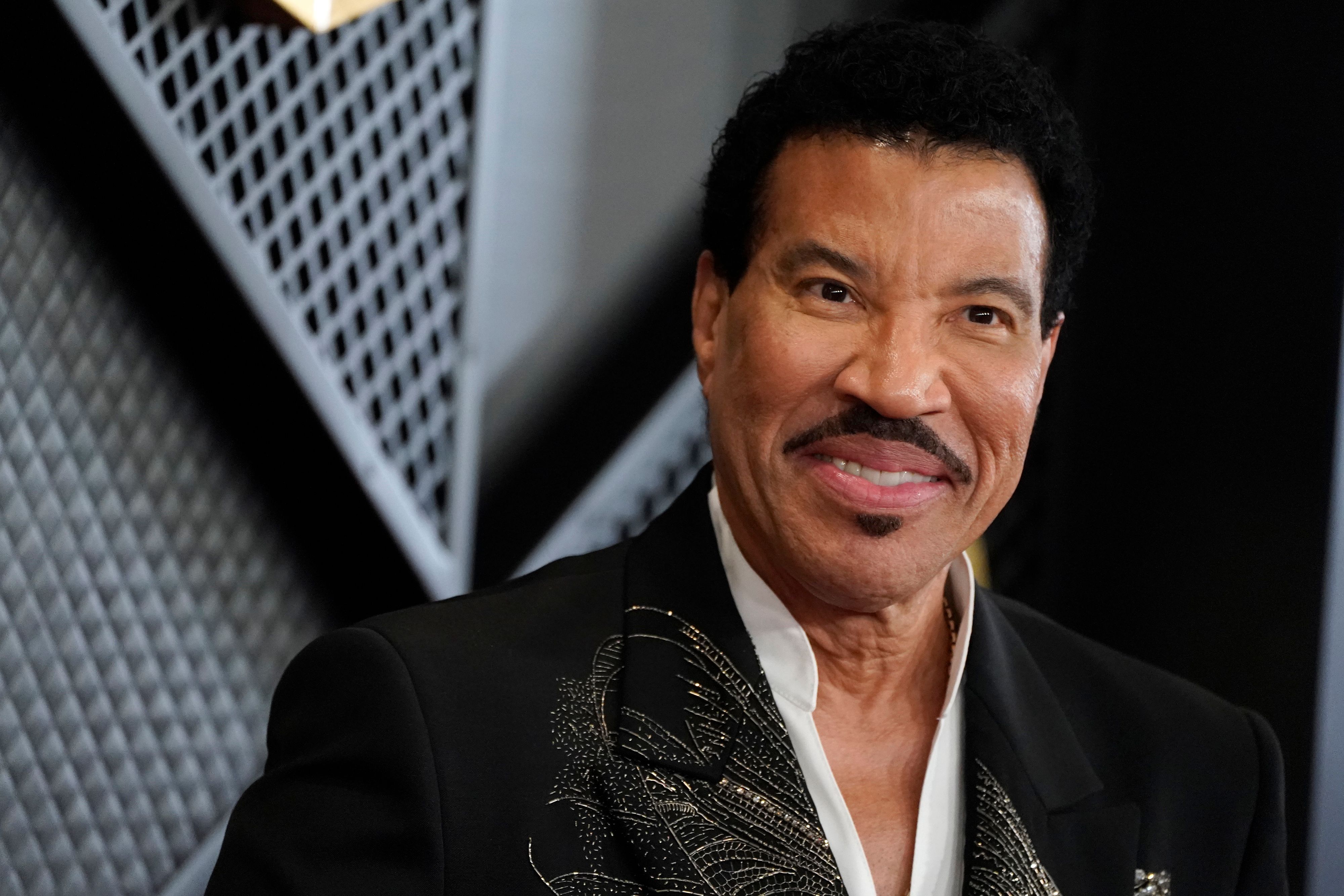 Lionel Richie kommt zur Verleihung der 66. jährlichen Grammy Awards.