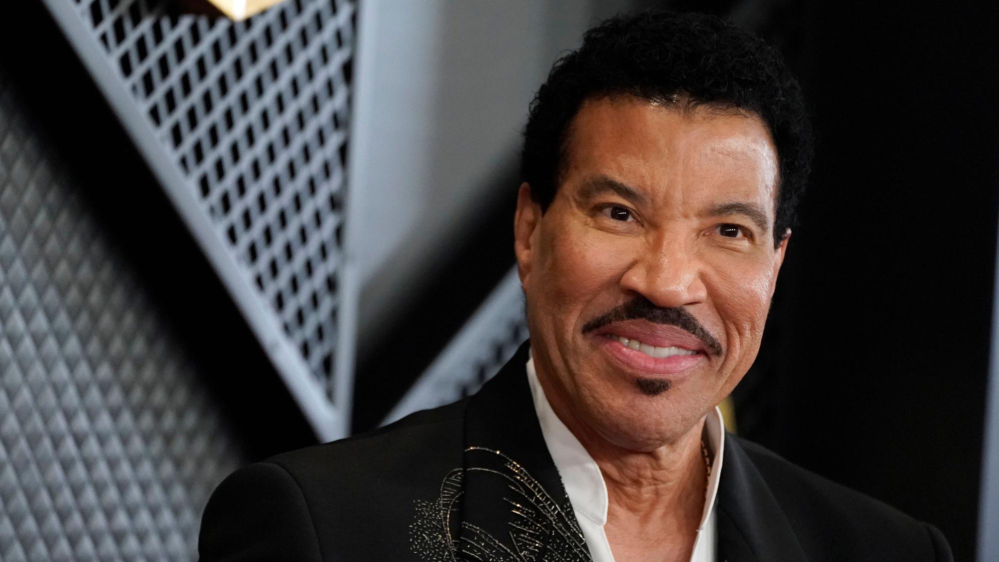 Lionel Richie kommt zur Verleihung der 66. jährlichen Grammy Awards.