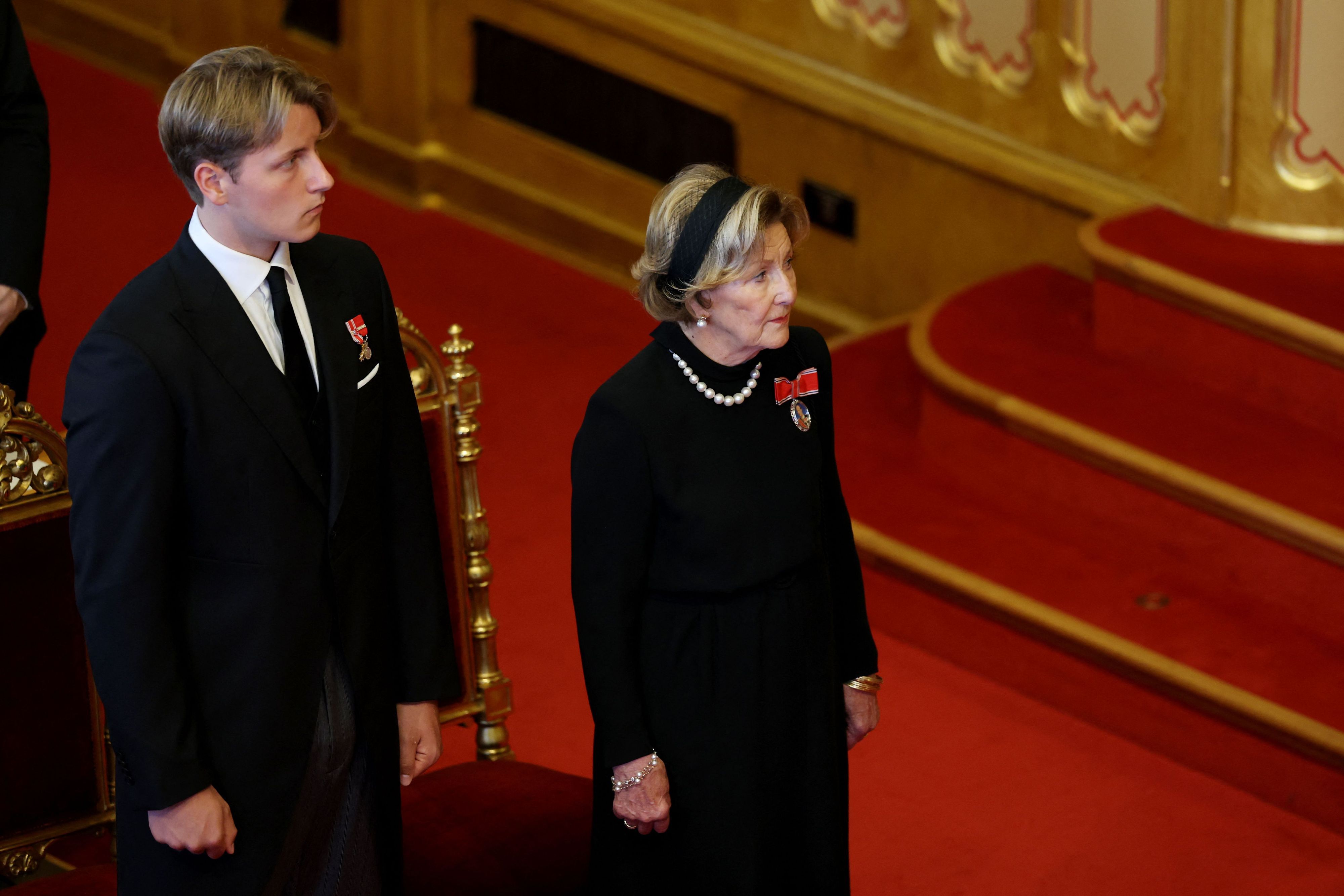 Prinz Sverre Magnus und Königin Sonja verfolgen die feierliche Eidesleistung von König Haakon VIII. auf die norwegische Verfassung im Plenarsaal des Storting in Oslo.