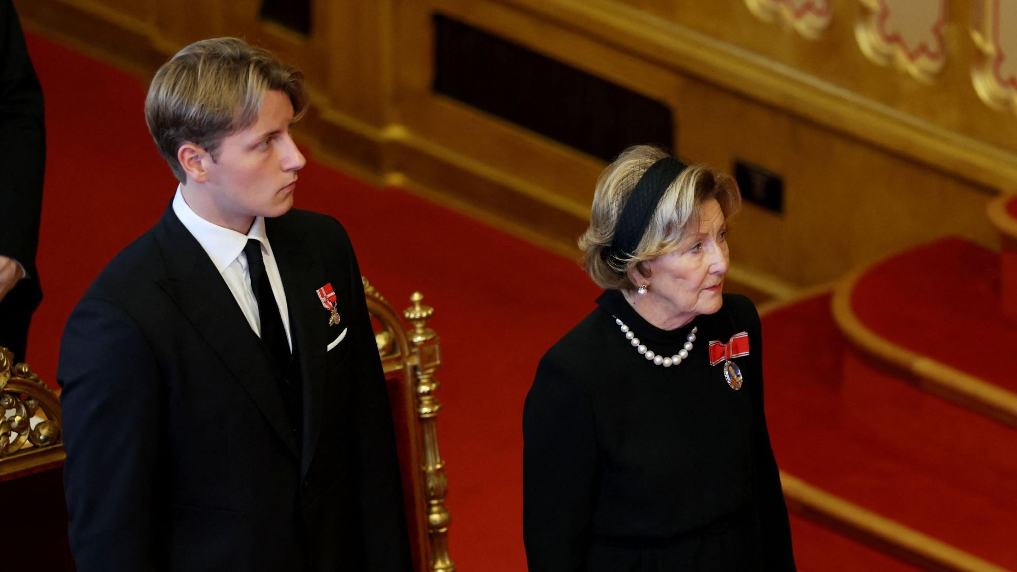 Prinz Sverre Magnus und Königin Sonja verfolgen die feierliche Eidesleistung von König Haakon VIII. auf die norwegische Verfassung im Plenarsaal des Storting in Oslo.