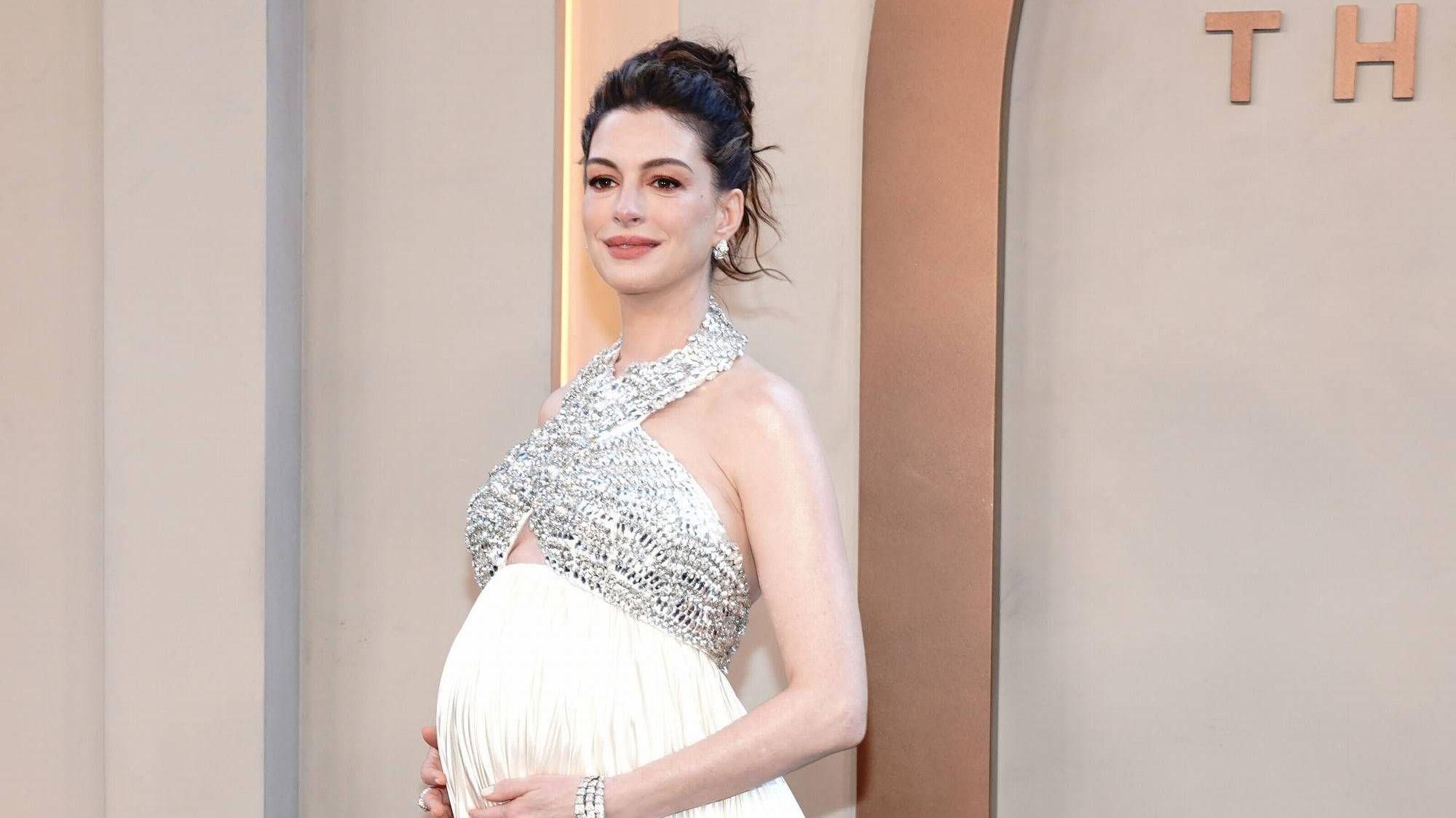 Anne Hathaway hochschwanger im Juli 2026.
