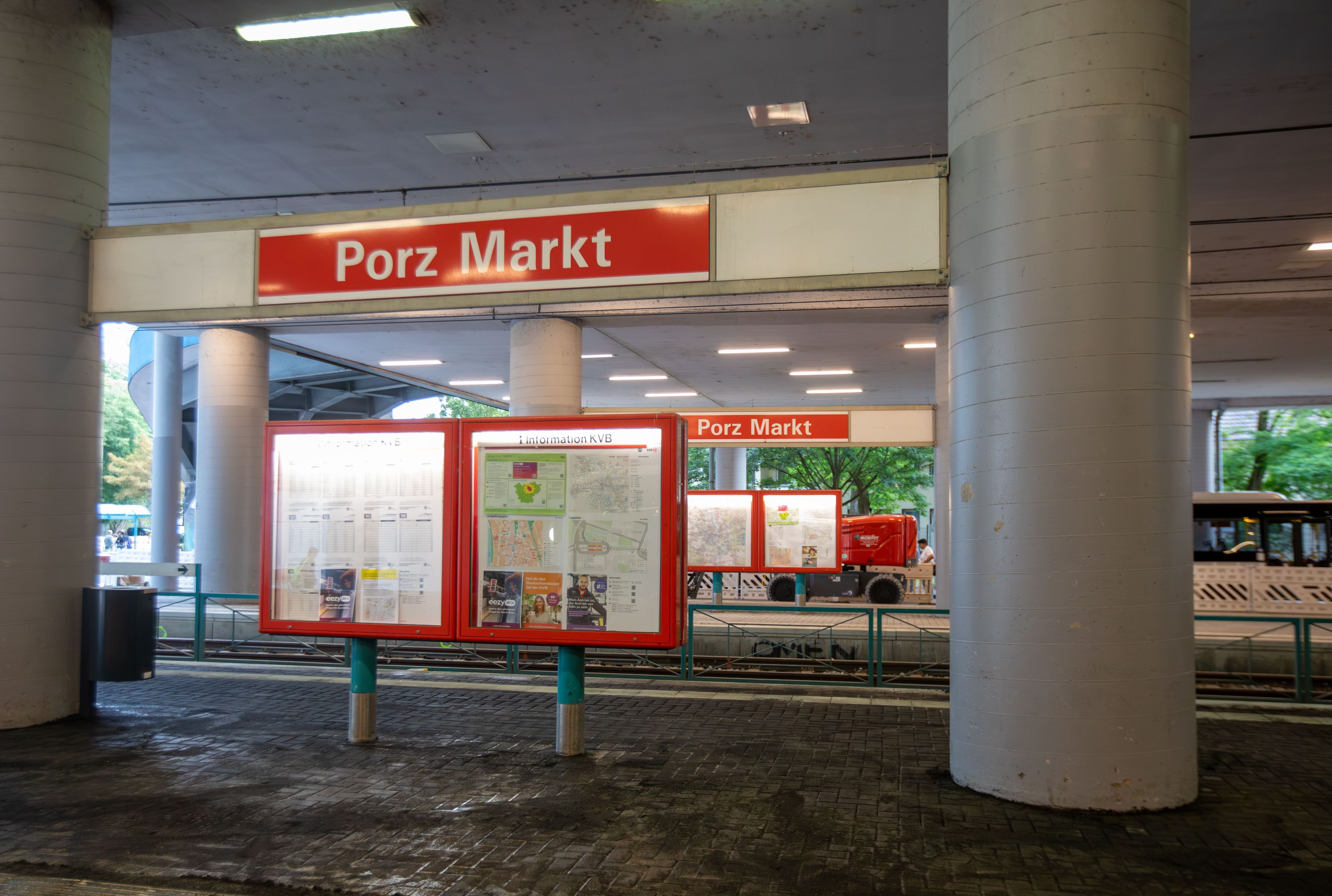 Kleine Arbeiten sind noch zu erledigen,  bevor die reguläre Haltestelle „Porz Markt“ der KVB-Linie 7 ab Mittwoch,  2. September,  wieder angefahren wird.