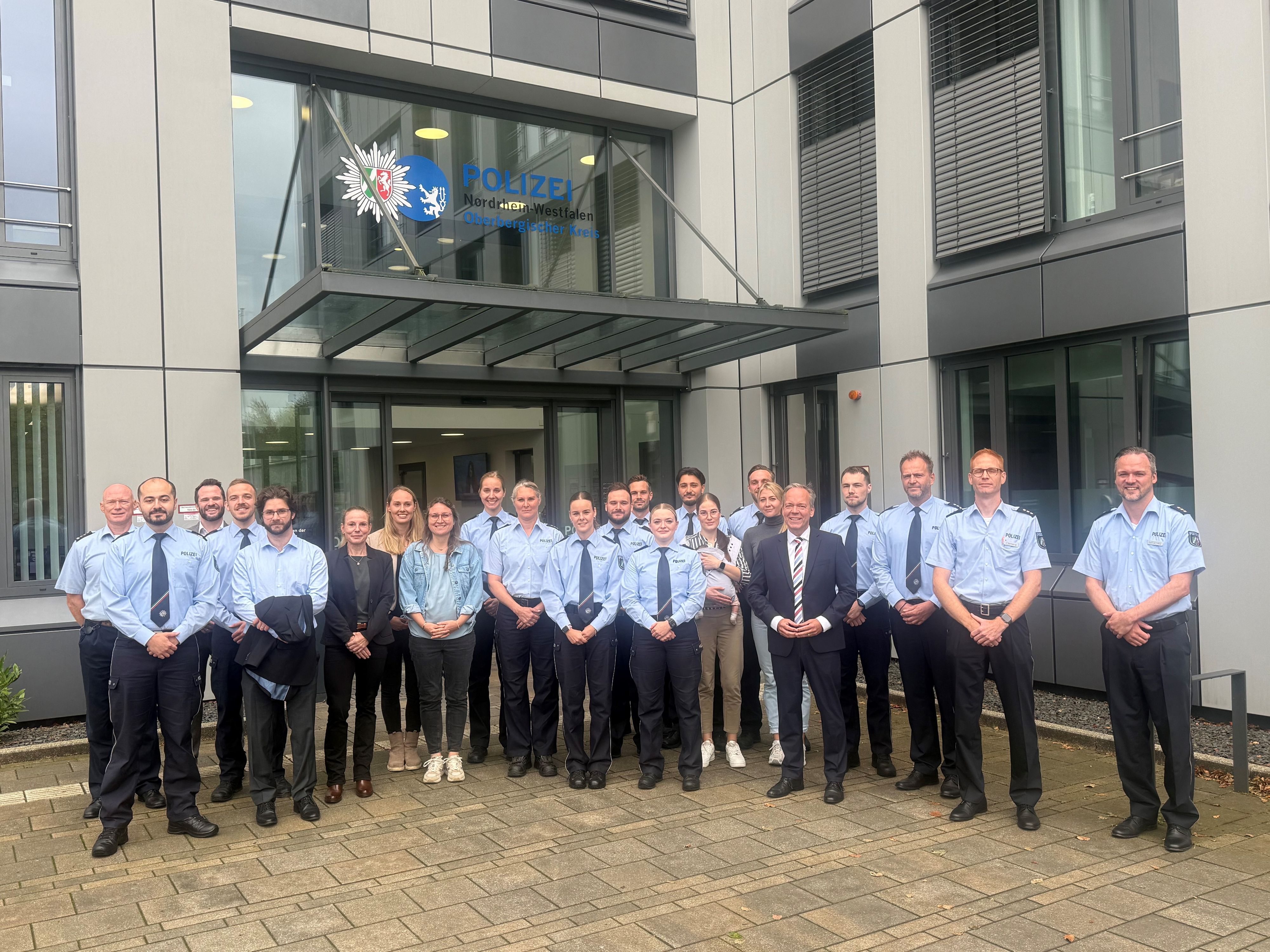 Gruppenfoto der neuen Polizisten und Oberbergs Landrat Klaus