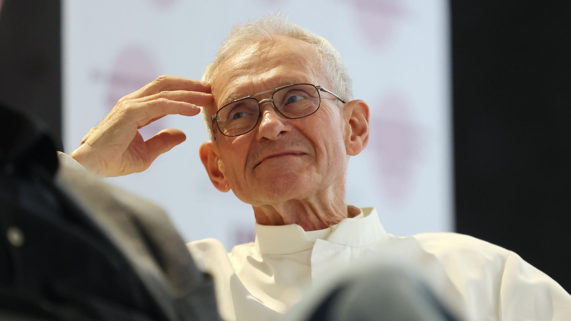 Pfarrer Franz Meurer bei seiner Abschiedsmesse in der Kirche St. Theodor.