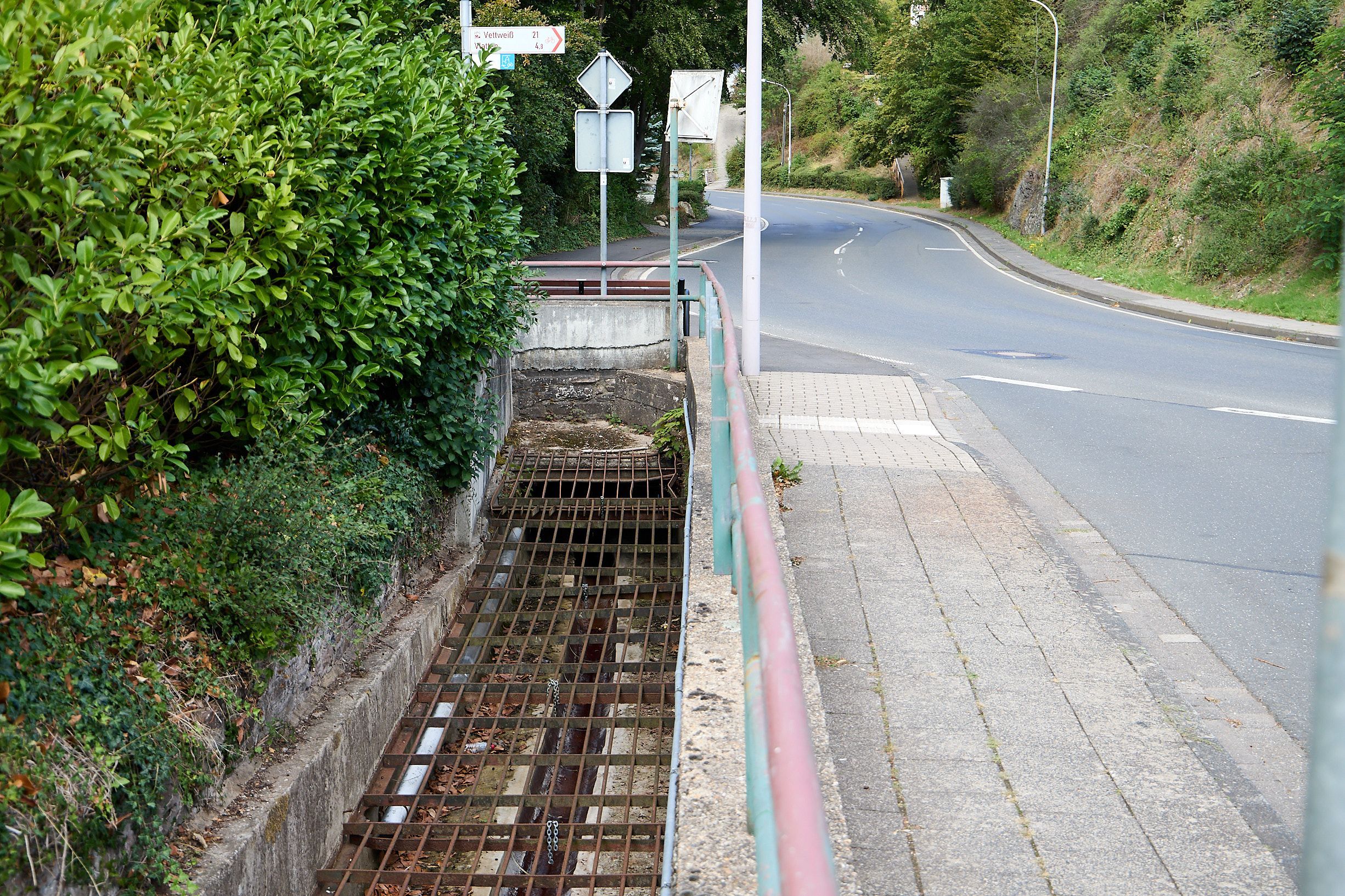 Mit Gittern geschützt ist der Beginn der Heimbachverrohrung, deren Erweiterung noch ansteht.