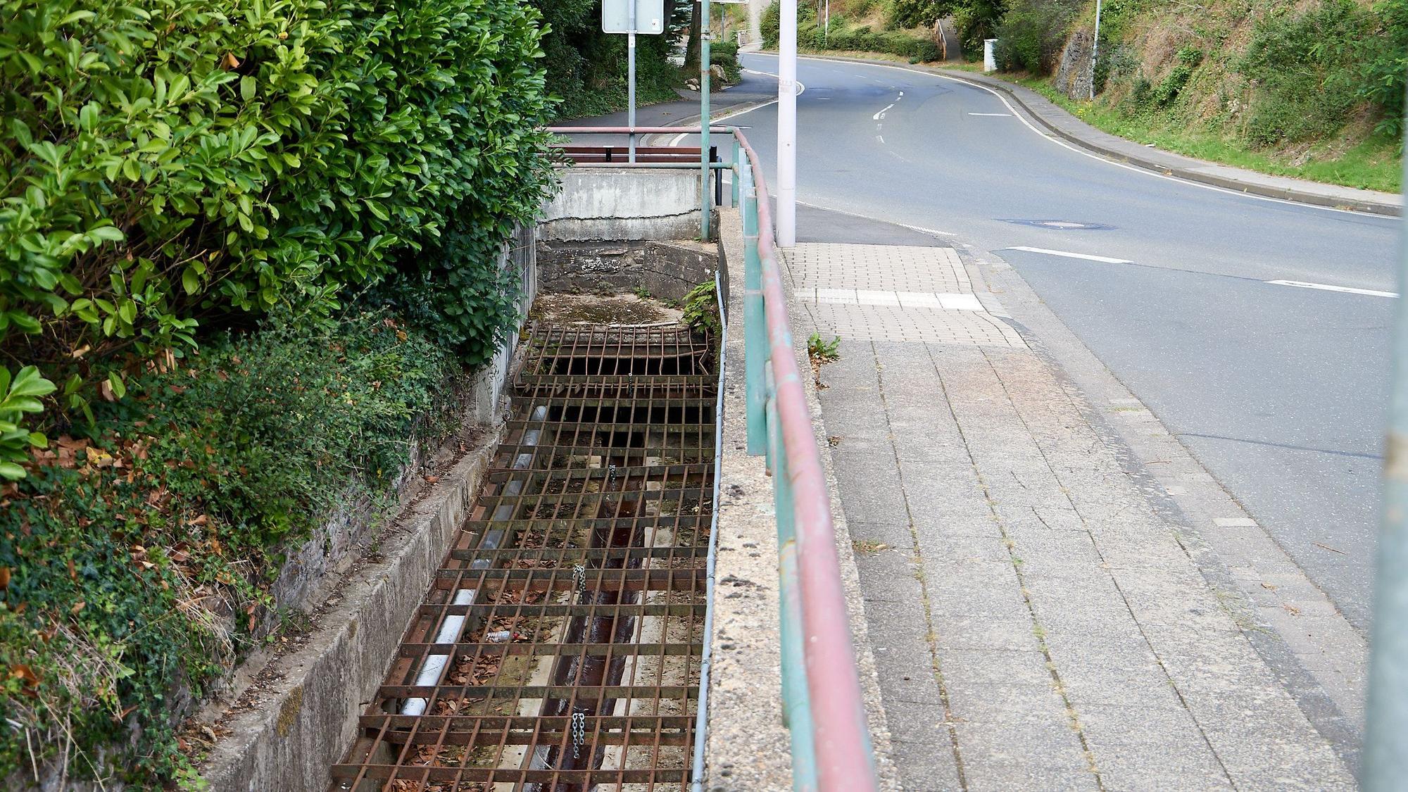 Mit Gittern geschützt ist der Beginn der Heimbachverrohrung, deren Erweiterung noch ansteht.