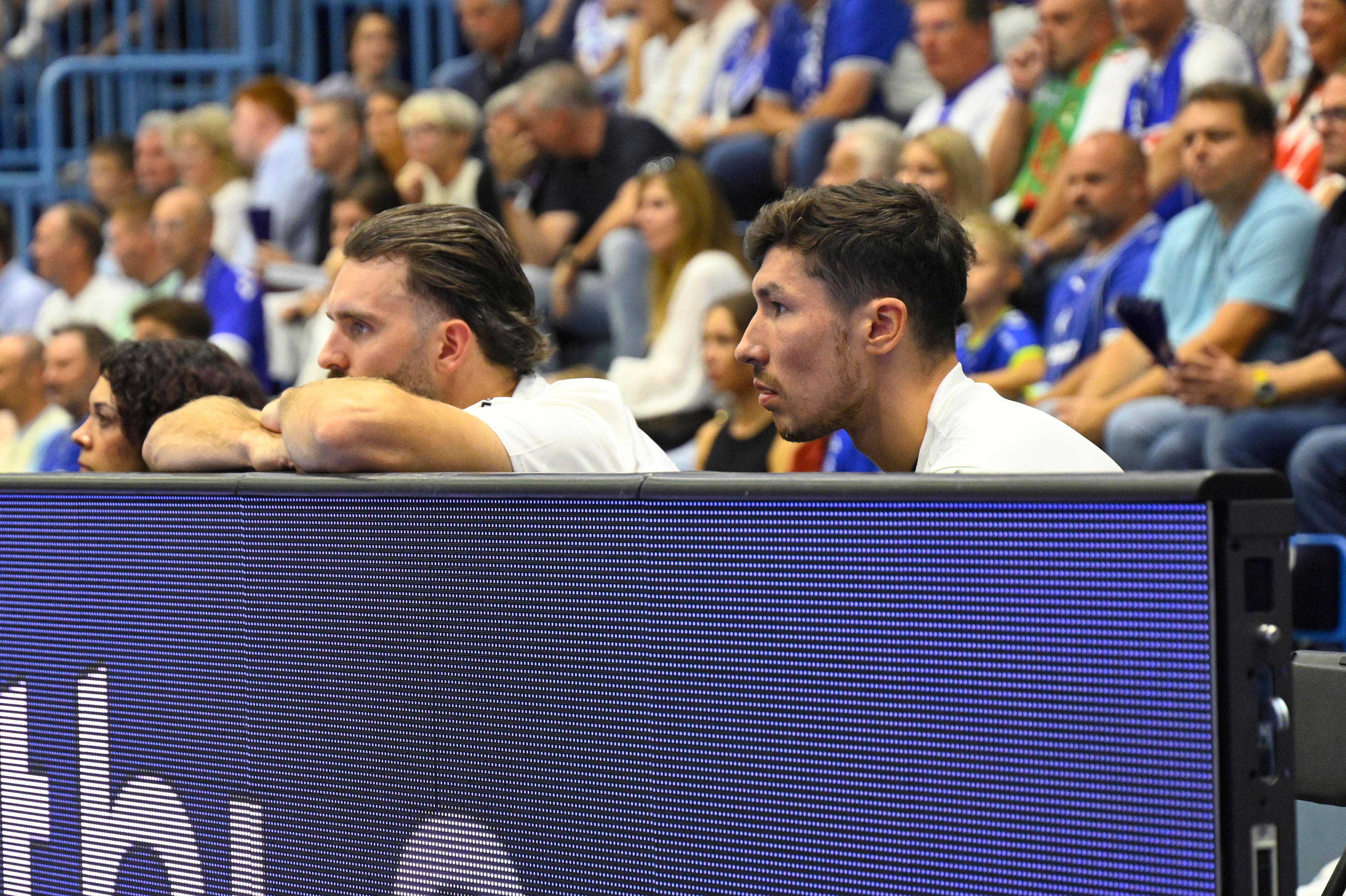 Neuzugang Alex Dujshebaev und Teitur Einarsson an der Seite beim Spiel gegen den SC Magdeburg.