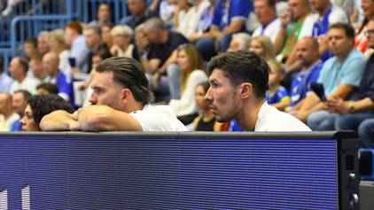 Neuzugang Alex Dujshebaev und Teitur Einarsson an der Seite beim Spiel gegen den SC Magdeburg.