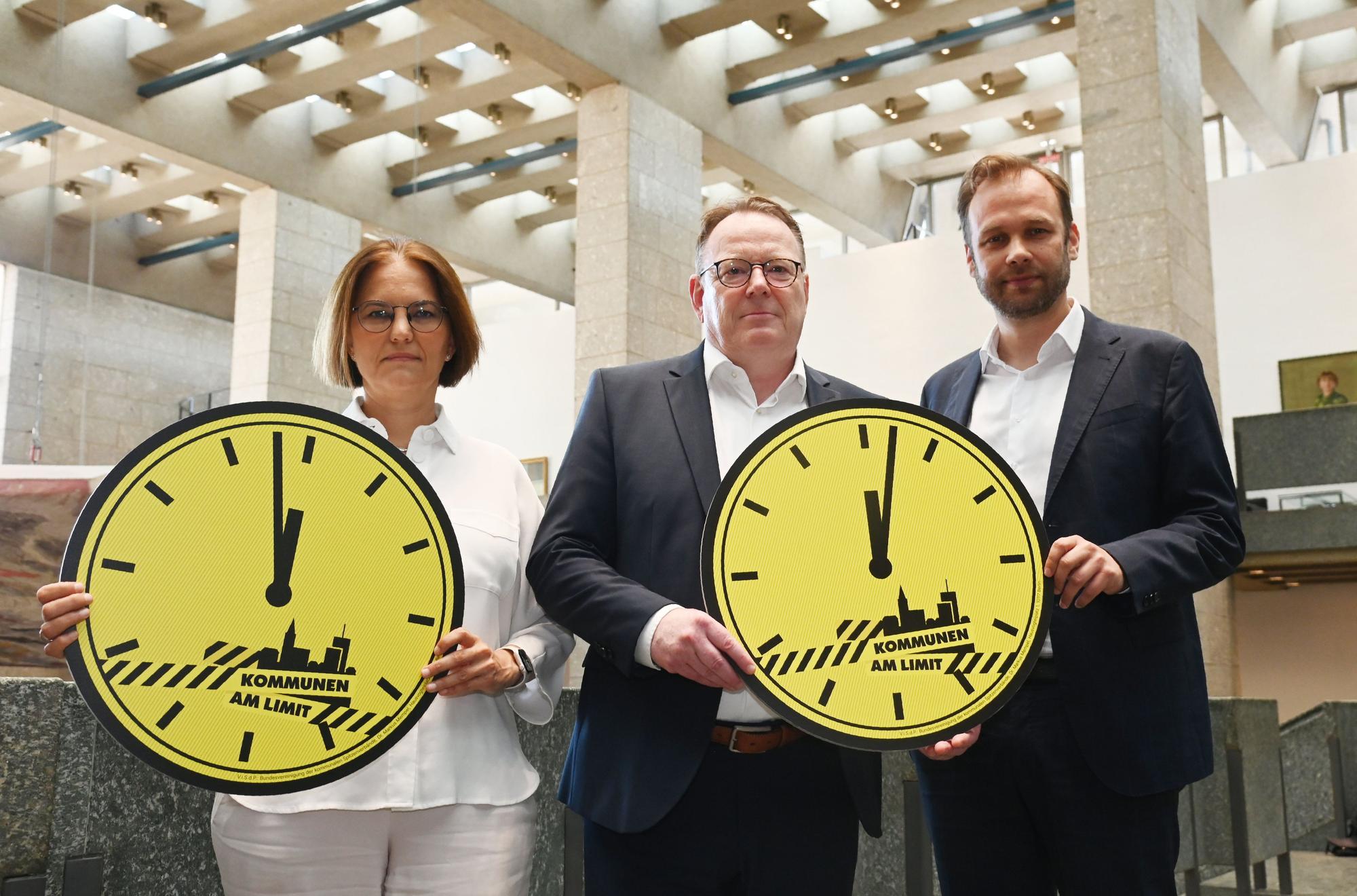 Stadtkämmerin Dörte Diemert, Oberbürgermeister Torsten Burmester (SPD) und Beigeordneter Robert Voigtsberger richten im Juni gemeinsam mit Kommunen bundesweit einen Appell an Bund und Land: „Köln ist am Limit.“