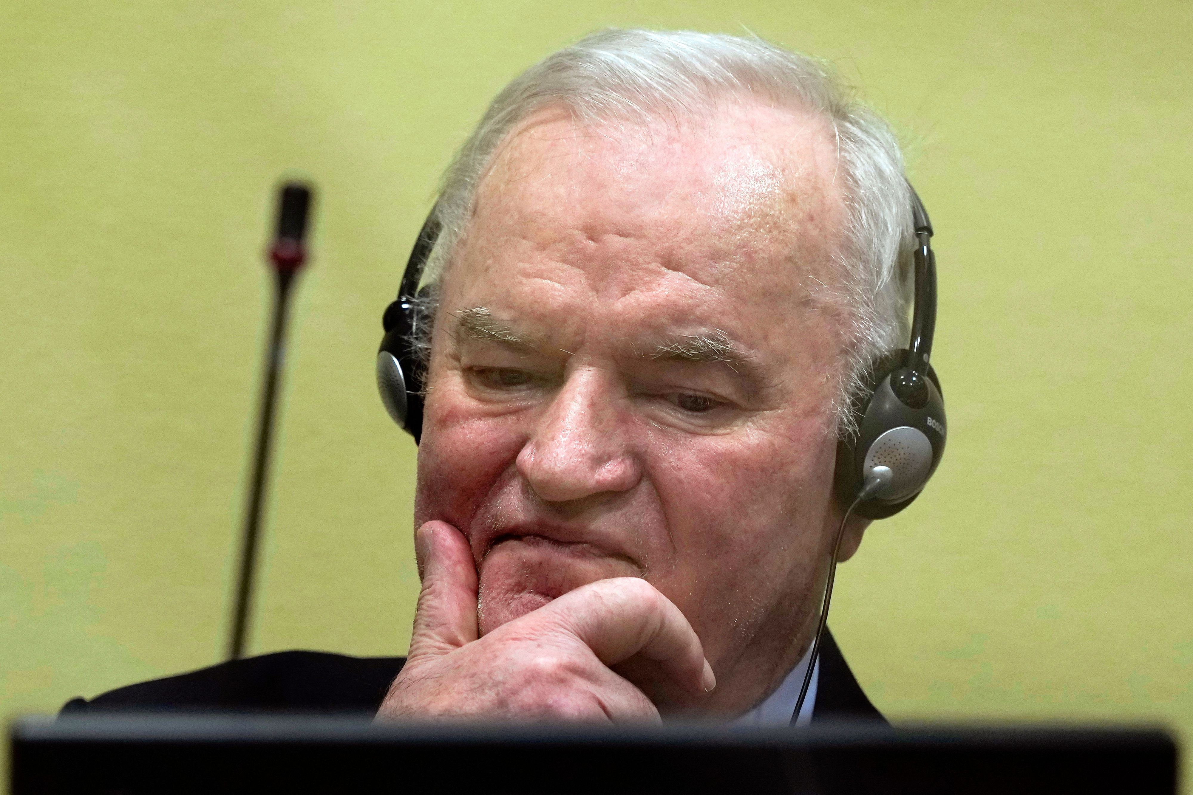 Der serbische Kriegsverbrecher Ratko Mladić im Gerichtssaal vor dem UN‑Kriegsverbrechertribunal. (Archivbild)