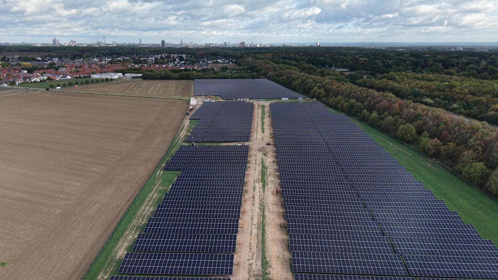 Die PV-Anlage in Köln-Rondorf wird bei Fertigstellung zehn Hektar groß sein