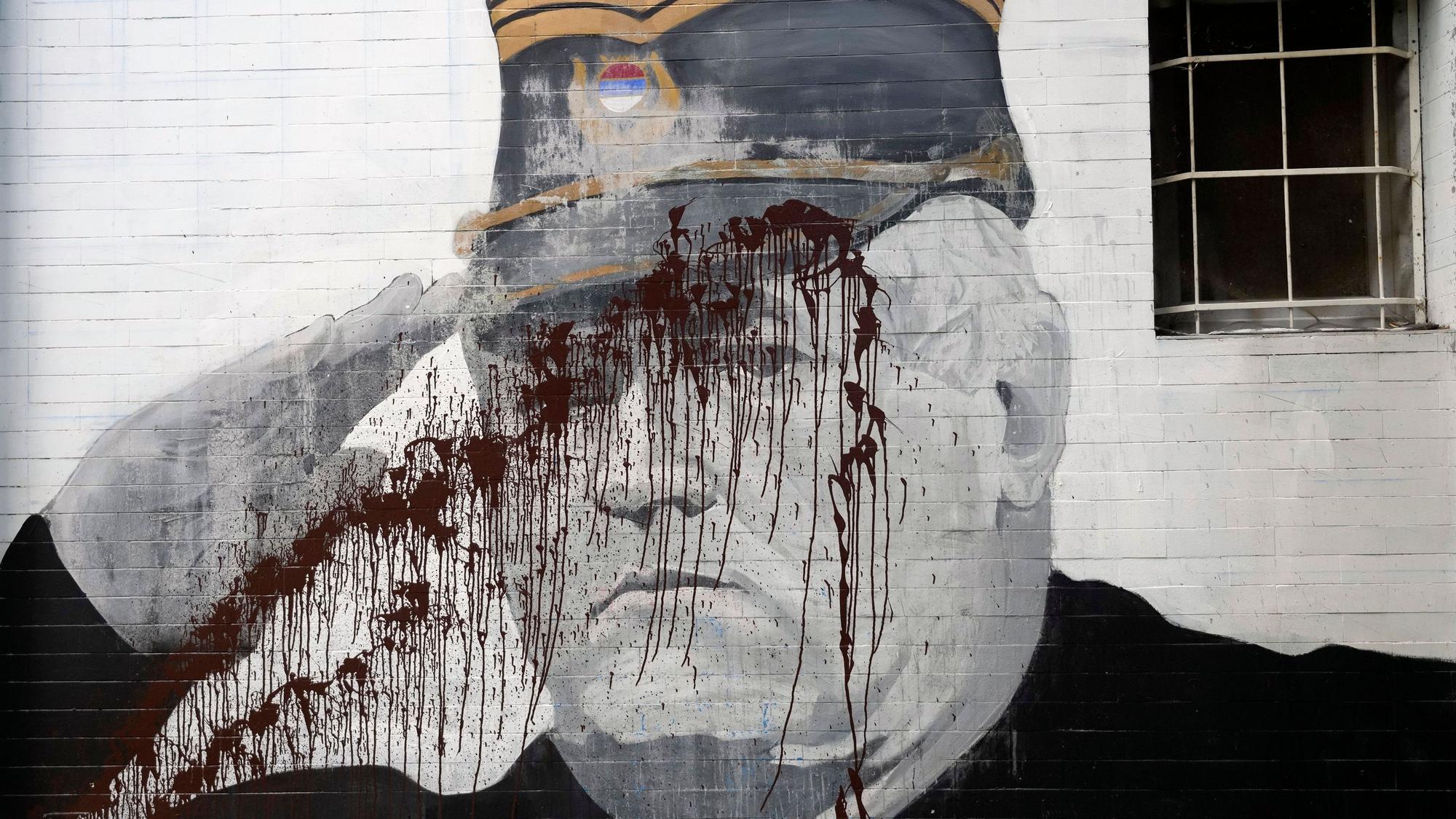 Ein mit Farbe beschmiertes Wandgemälde von Ratko Mladic in Belgrad. Der wegen Kriegsverbrechen und Völkermord verurteilte bosnisch-serbische Ex-General ist im internationalen Trakt des Gefängnisses in Den Haag gestorben.