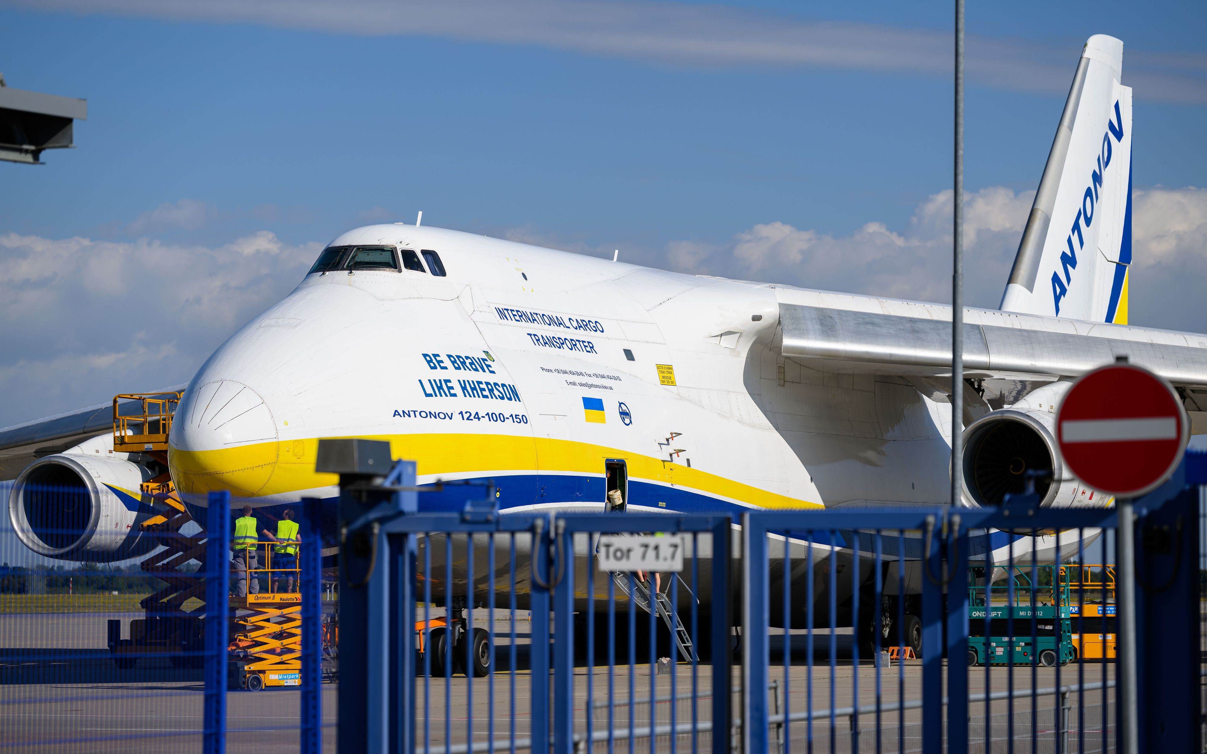 Eine ukrainische Antonow parkt am Flughafen Leipzig/Halle hinter einem Zaun auf dem Flughafengelände. Anfang August wurde eine mit Sprengstoff ausgestattete Drohne nach der Maschine gefunden. (Archivbild)