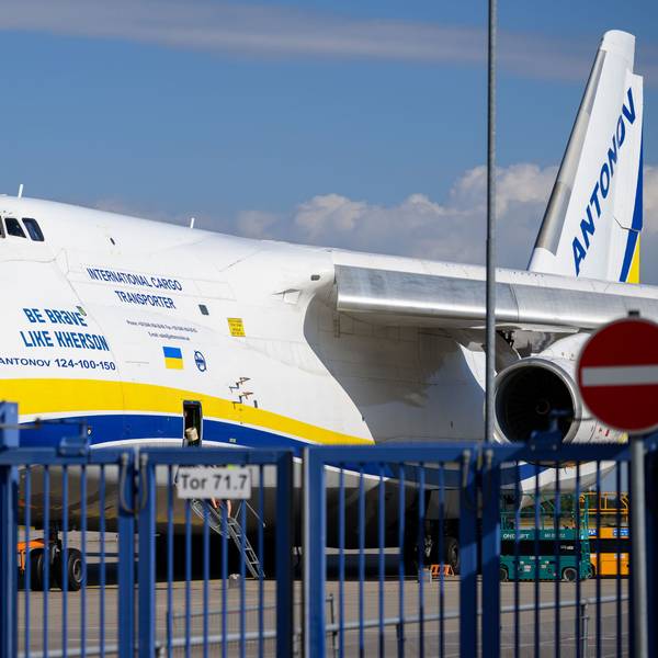 Eine ukrainische Antonow parkt am Flughafen Leipzig/Halle hinter einem Zaun auf dem Flughafengelände. Anfang August wurde eine mit Sprengstoff ausgestattete Drohne nach der Maschine gefunden. (Archivbild)