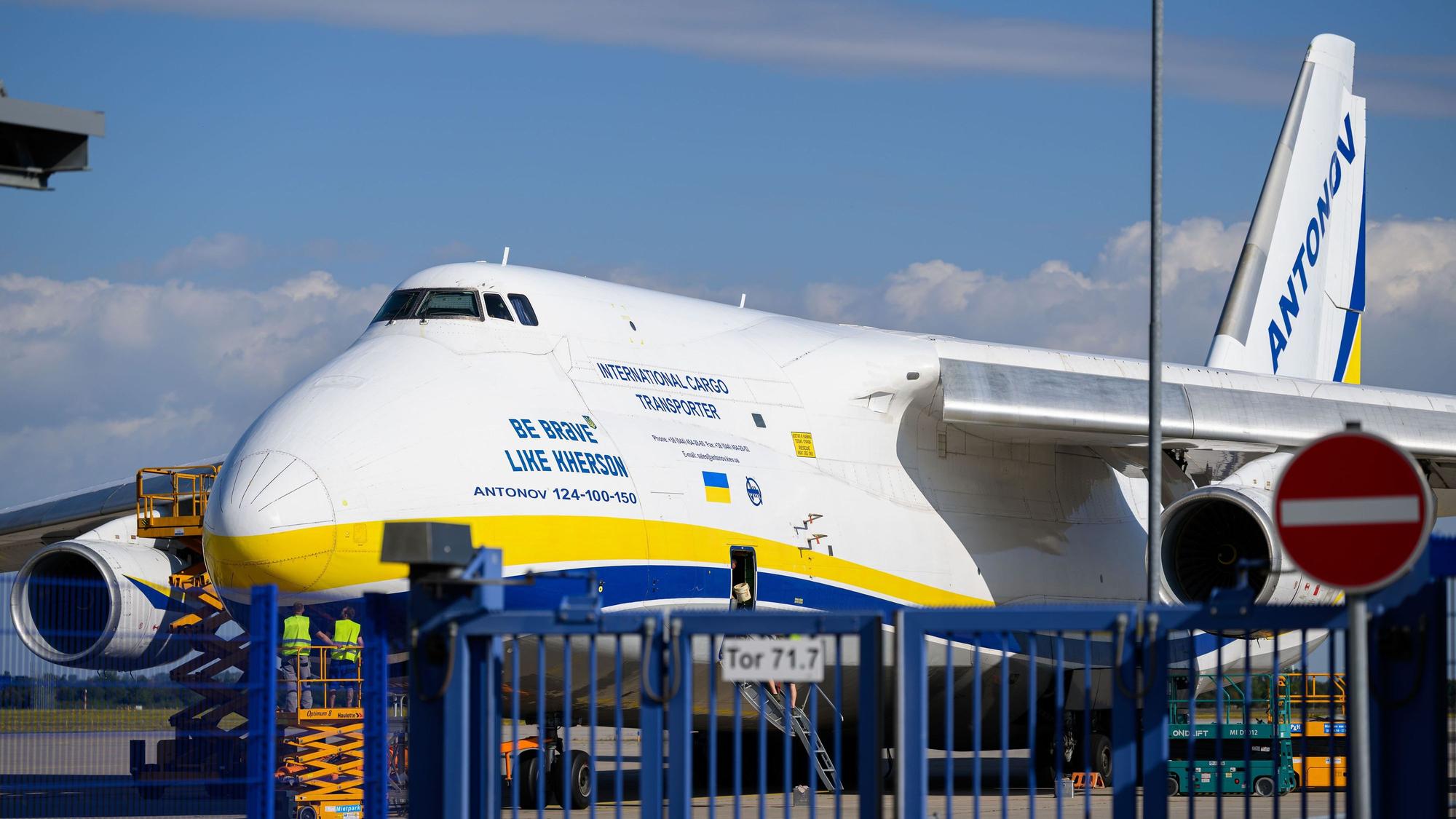 Eine ukrainische Antonow parkt am Flughafen Leipzig/Halle hinter einem Zaun auf dem Flughafengelände. Anfang August wurde eine mit Sprengstoff ausgestattete Drohne nach der Maschine gefunden. (Archivbild)