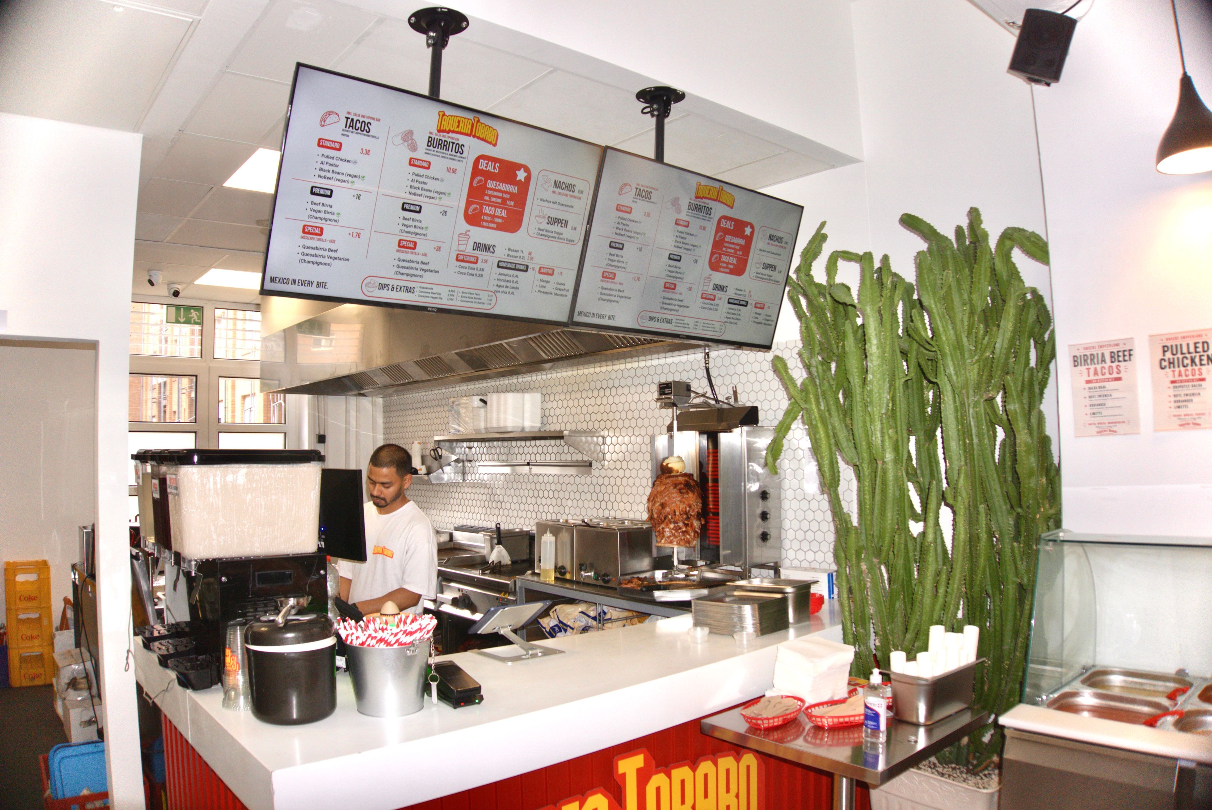 Taqueria Tobabo mit Theke und Spieß.