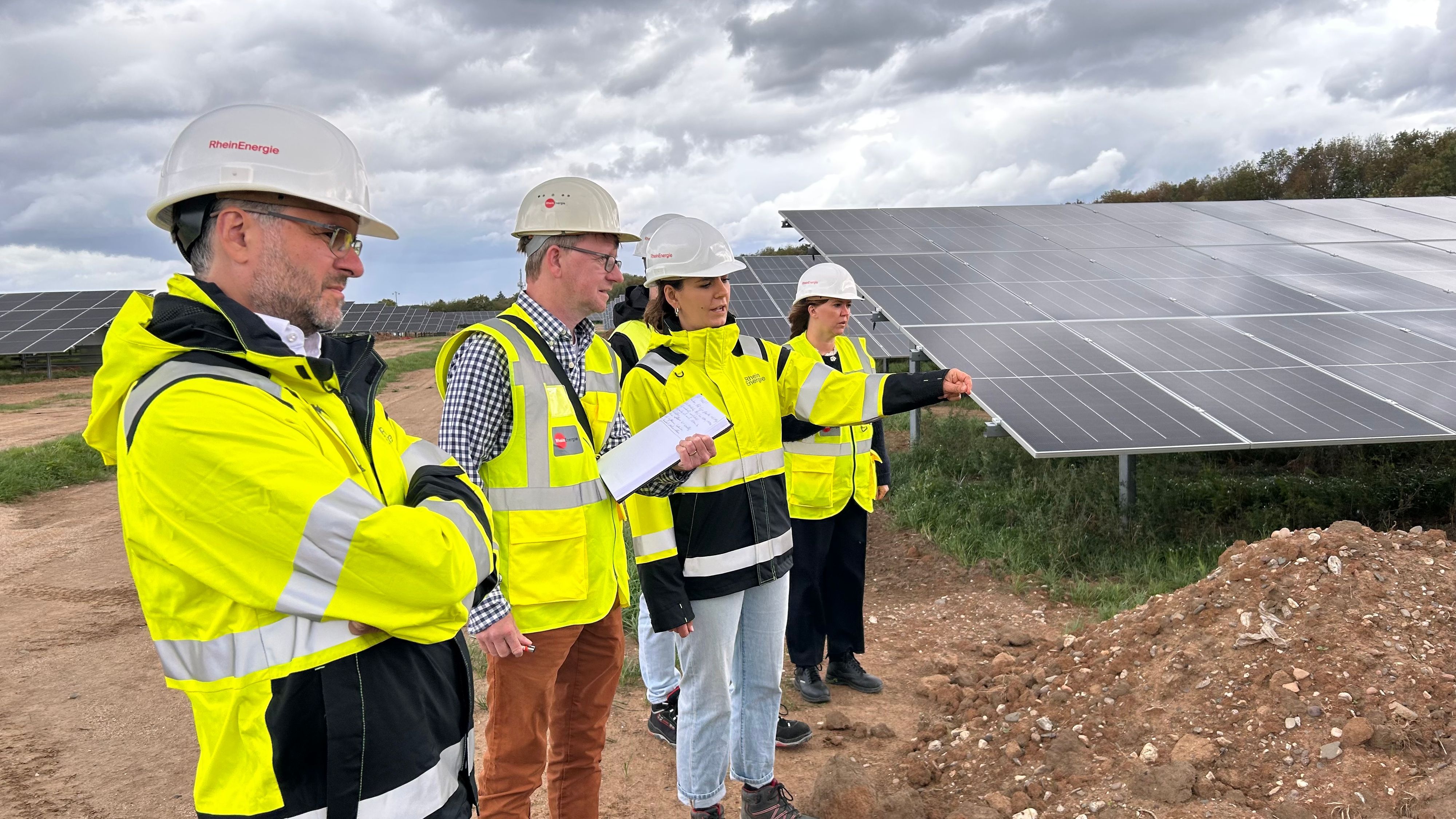 PV-Anlage in Köln Rondorf, mit unter anderen Rhein-Energiechef Andreas Feicht (v.l.), Wirtschafts-Chefreporter Thorsten Breitkopf und Projektleiterin Clara Ukat